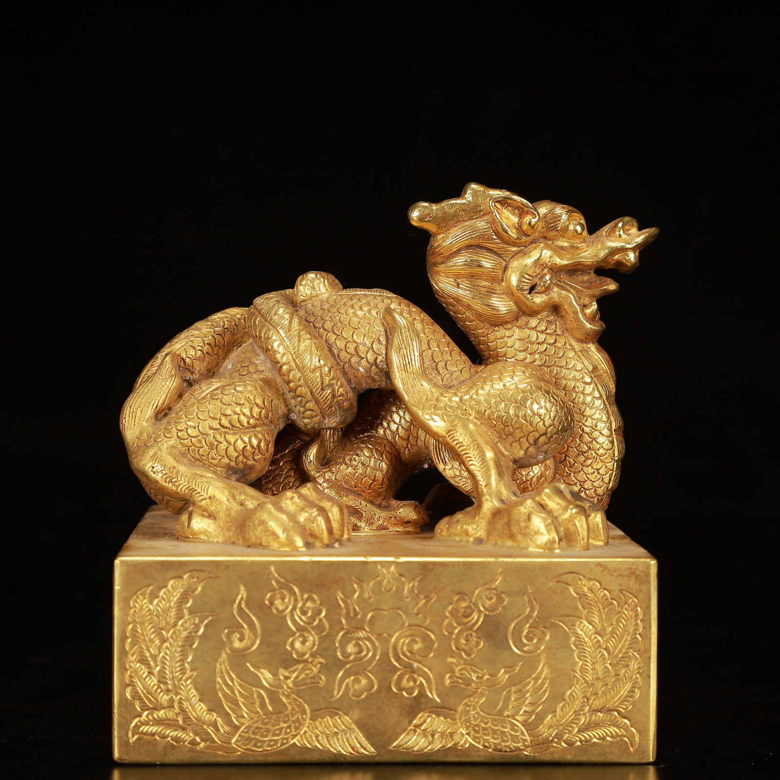 An Exquisite Gilt Bronze Dragon Seal: An Exquisite Gilt Bronze Dragon Seal,Qing Dynasty, China,Size:4.7inx4.1inx4.3in,Weight:4550g 铜鎏金龙印章,中国清代