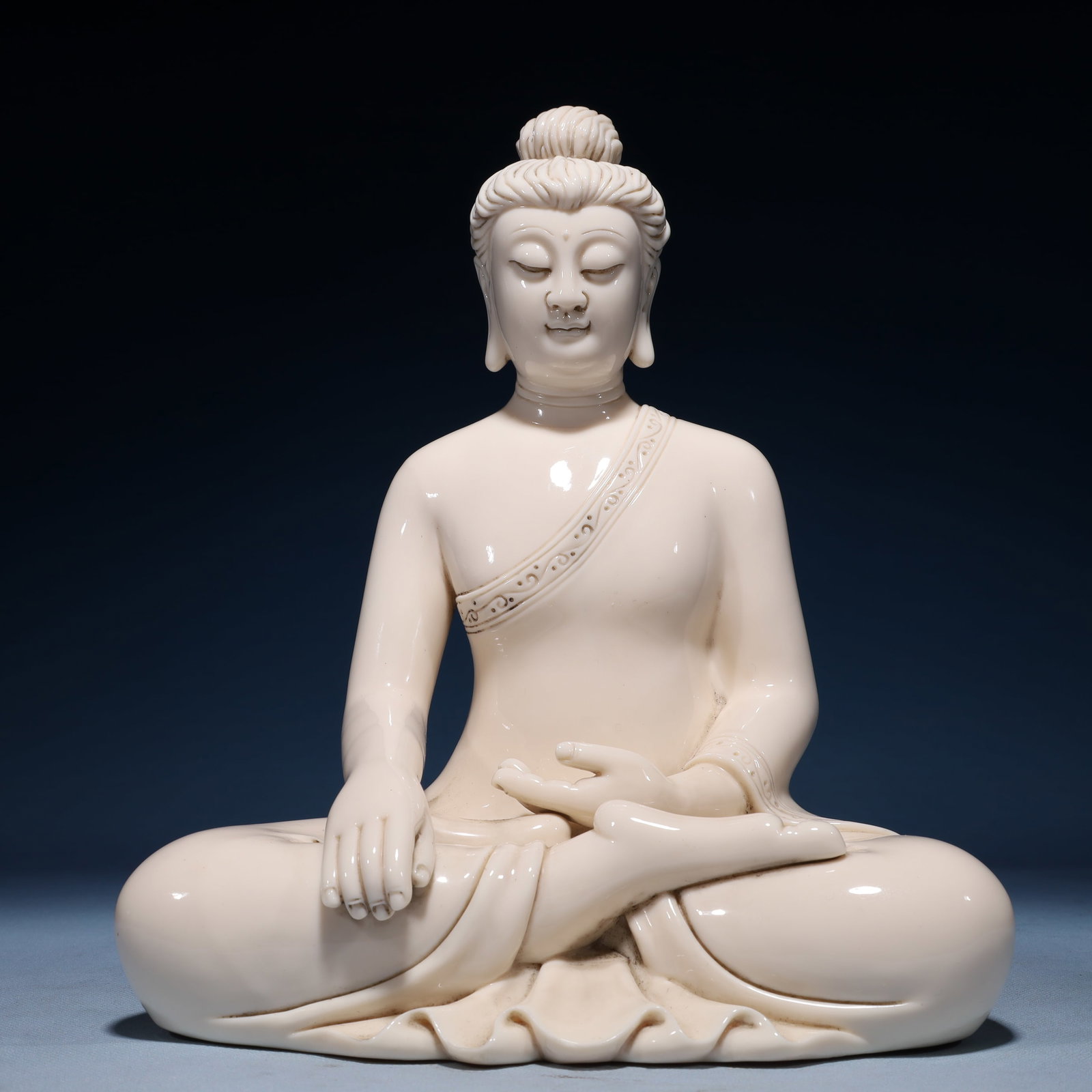 A Solemn Blance-De-Chine Statue of Sakyamuni: A Solemn Blance-De-Chine Statue of Sakyamuni Blance-De-Chine Statue of Sakyamuni,Ming Dynasty,China,He Chaozong Mark,Size:9.4inx6.7inx11.4in,Weight:3250g 德化瓷释迦ਊ