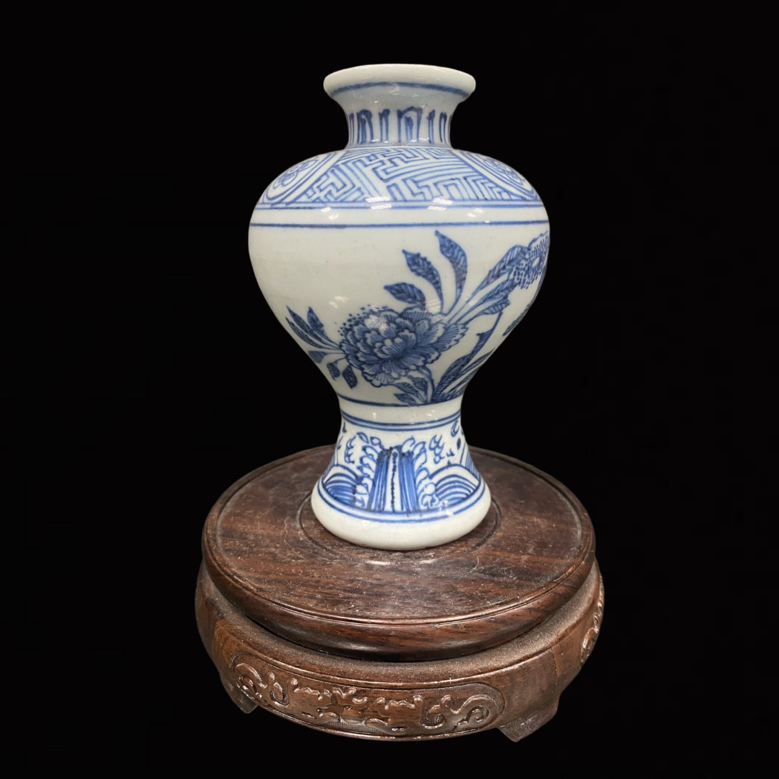 An Exquisite Blue and White Flower Pattern Vase: An Exquisite Blue and White Flower Pattern Vase,Qing Dynasty,China,Size:4.8inx1.5in 青花花卉纹瓶,中国清代