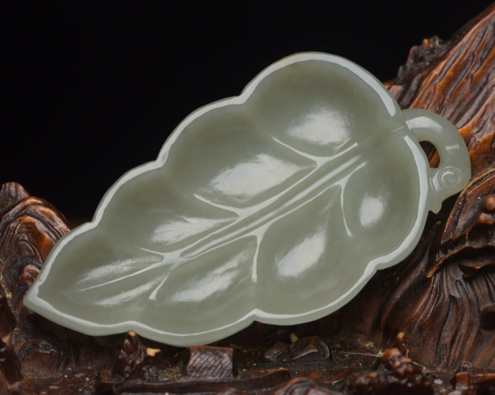 An Exquisite White Jade Leaf Brush Washer: An Exquisite White Jade Leaf Brush Washer,Qing Dynasty,China,Size:3.2inx1.6inx0.5in,Weight:36g 白玉树叶笔洗,中国清代