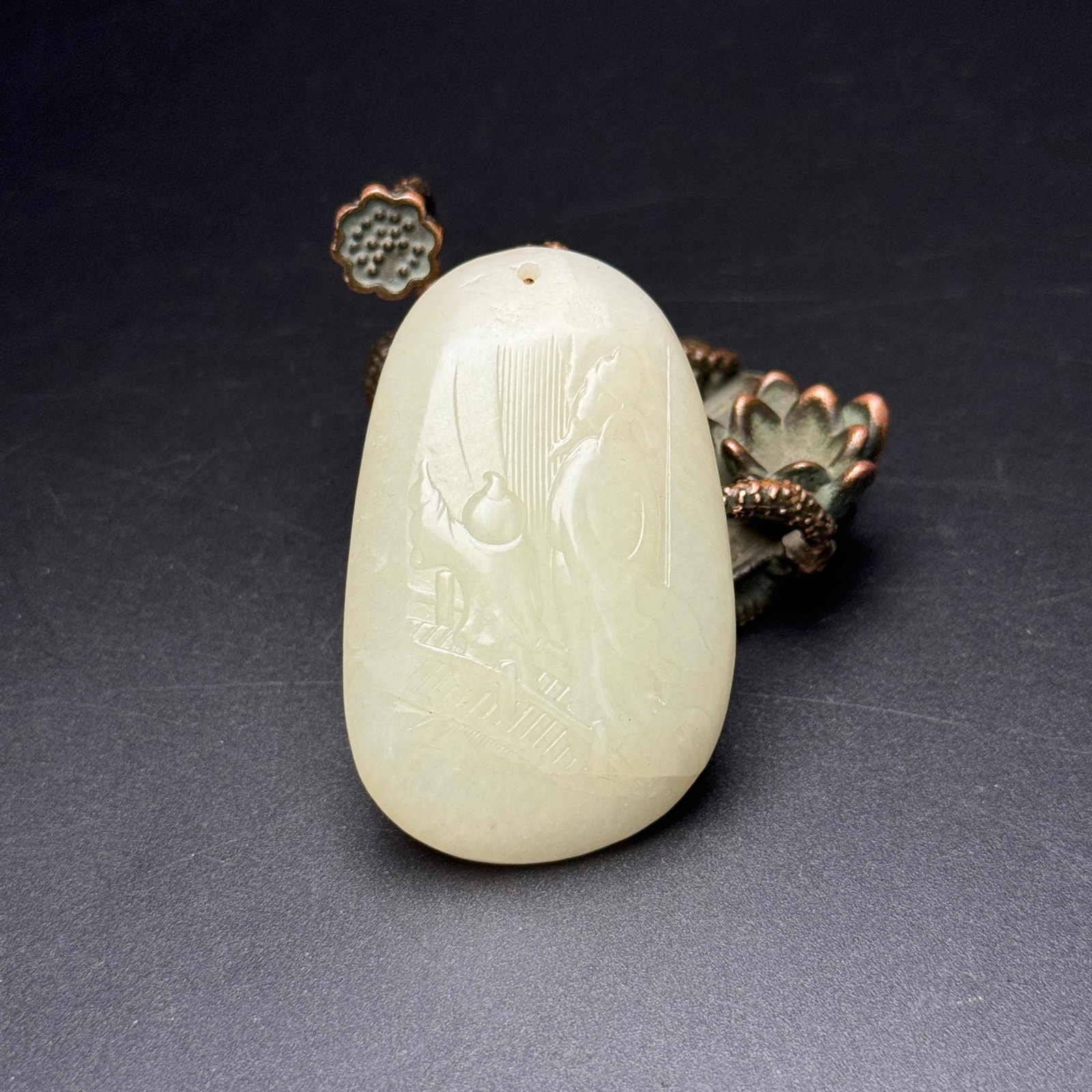 An Exquisite White Jade Figure Pattern Pendant: An Exquisite White Jade Figure Pattern Pendant,Qing Dynasty,China,Size:2.2inx1.4inx0.4in,Weight:38g 白玉人物纹挂件,中国清代