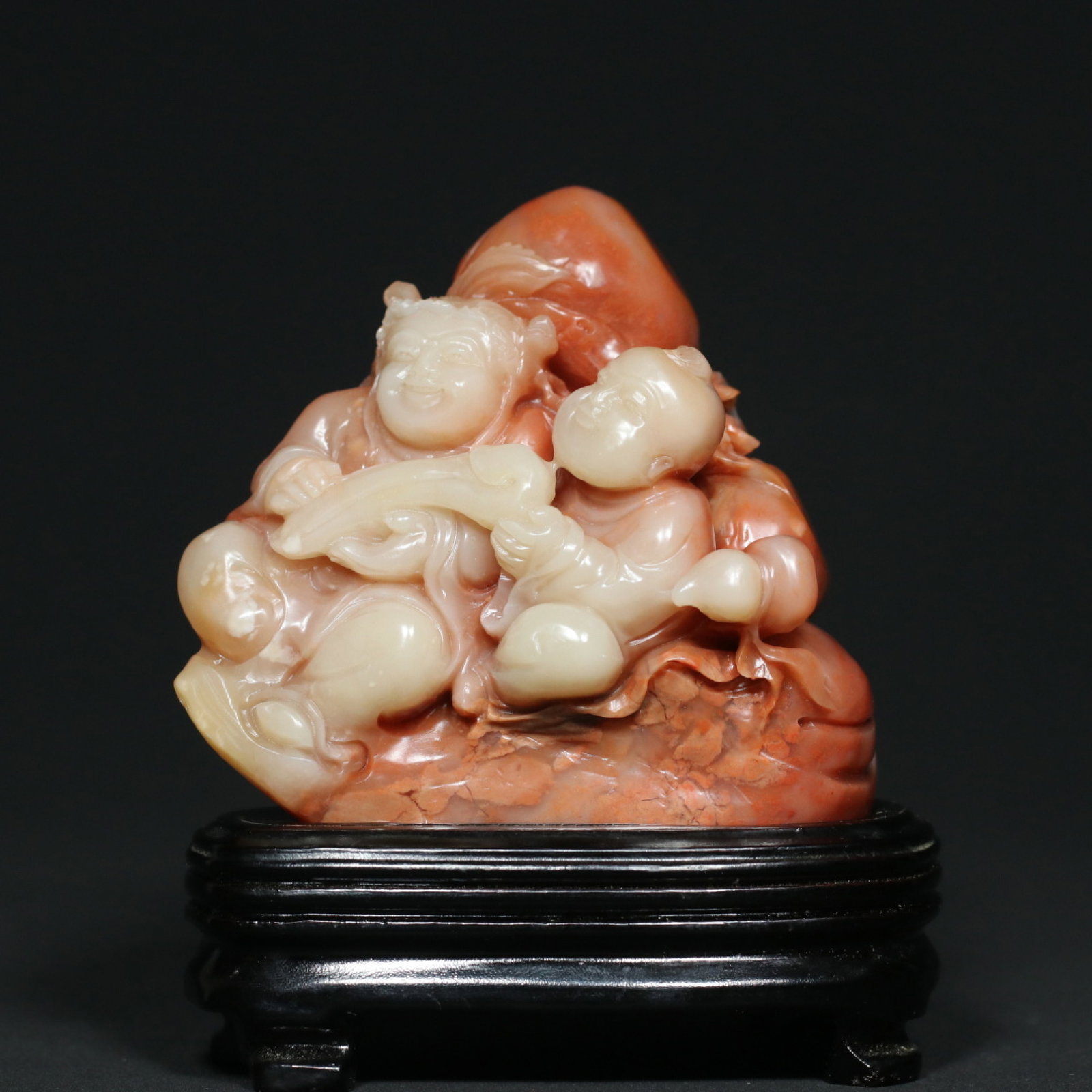 An Exquisite Shoushan Stone Figure Pattern Ornament: An Exquisite Shoushan Stone Figure Pattern Ornament,Qing Dynasty,China,Size:3.9inx3.7inx2.3in,Weight:452.8g 寿山石人物纹摆件,中国清