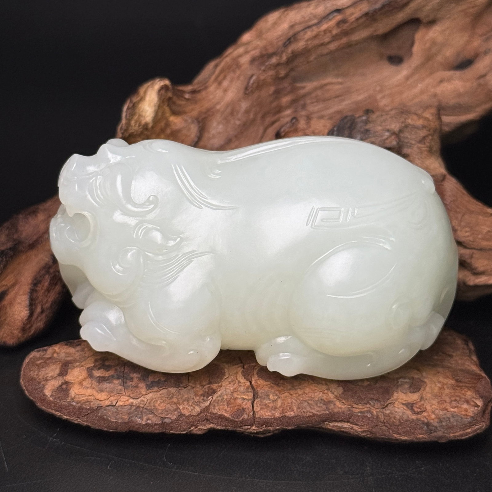 An Exquisite White Jade Wealth-Attracting Creature Ornament (1 of 7)