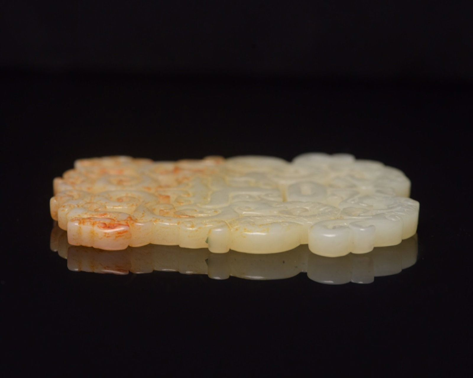 An Exquisite White Jade Dragon Pattern Pendant - 3
