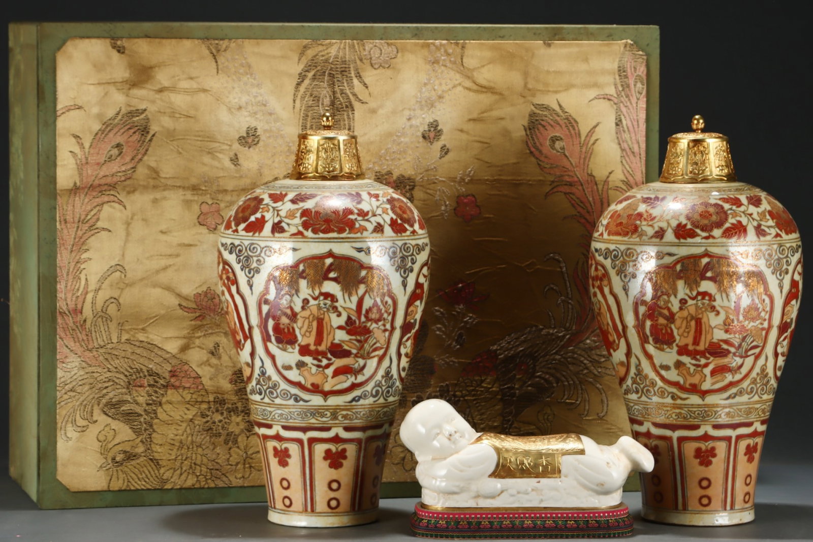 A Pair of Huge Iron-Red Figure and Story Pattern Bottles: A Pair of Huge Iron-Red Figure and Story Pattern Bottles,Size:19.5inx10.2in,Yuan Dynasty,China,with Mark 一对矾红人物故事纹盖瓶,ߑ