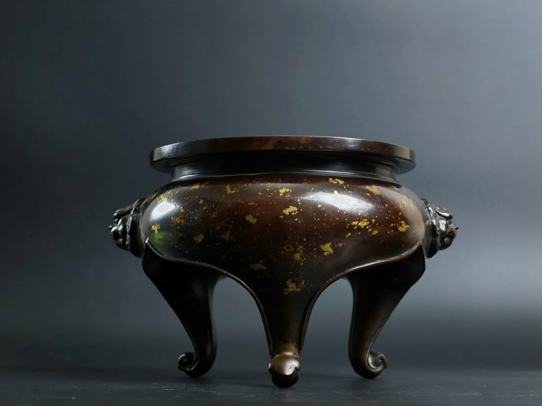 An Exquisite Gilt Bronze Lion-Ears Tripod Censer: An Exquisite Gilt Bronze Lion-Ears Tripod Censer,Qing Dynasty, China,Size:5.2inx6.2in,Weight:3400g 铜鎏金狮耳三足香炉,中国清