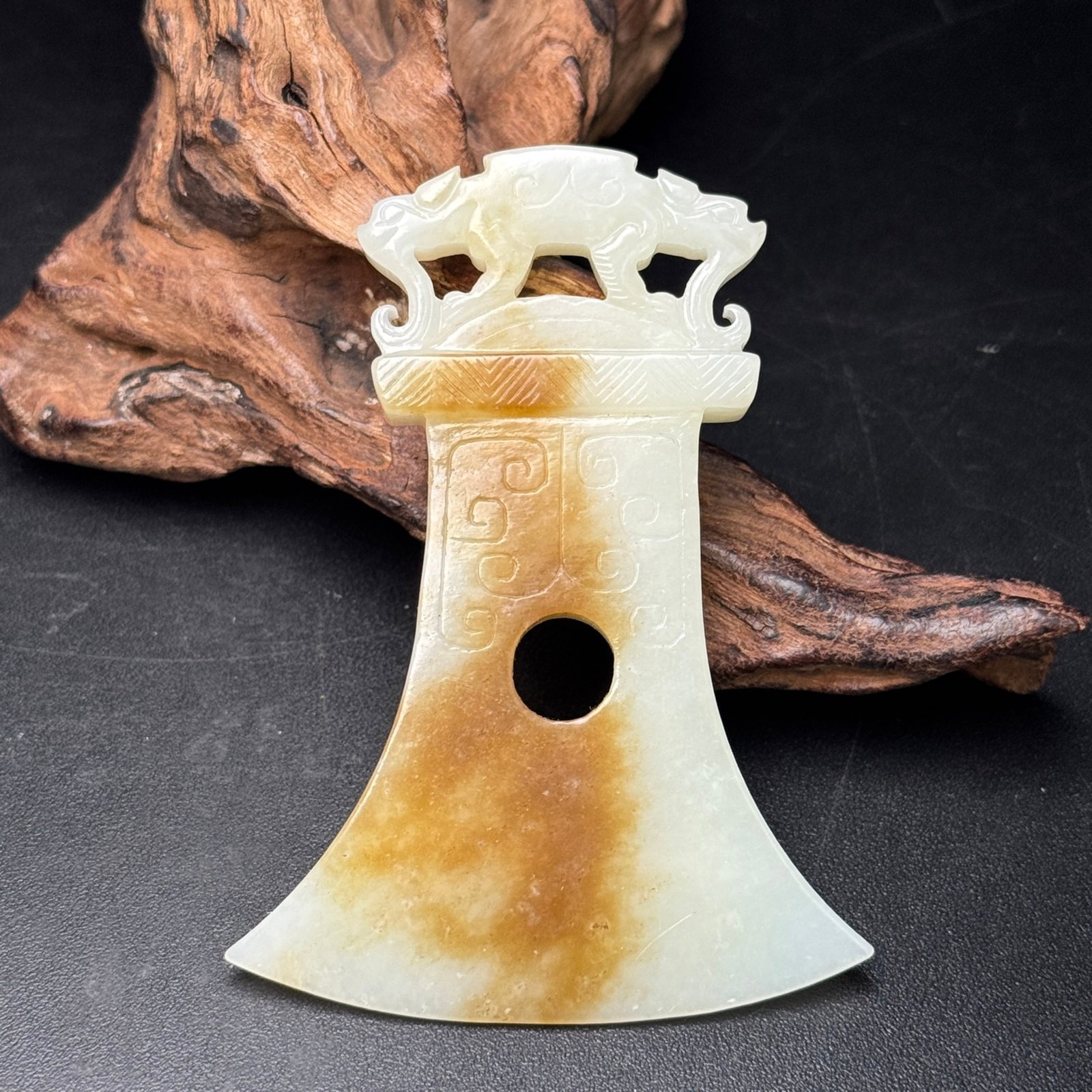An Exquisite White Jade Dragon Pattern Pendant: An Exquisite White Jade Dragon Pattern Pendant,Qing Dynasty,China,Size:3.2inx2.4inx0.4in,Weight:51g 白玉龙纹佩,中国清代