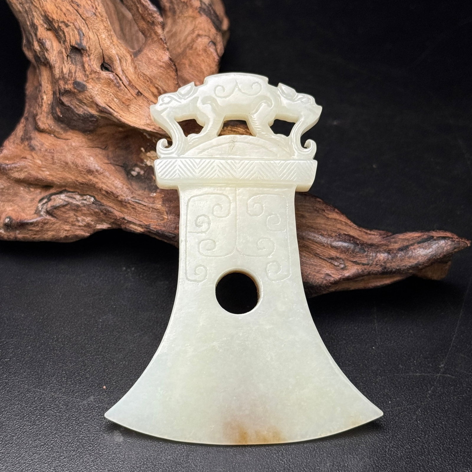 An Exquisite White Jade Dragon Pattern Pendant - 2