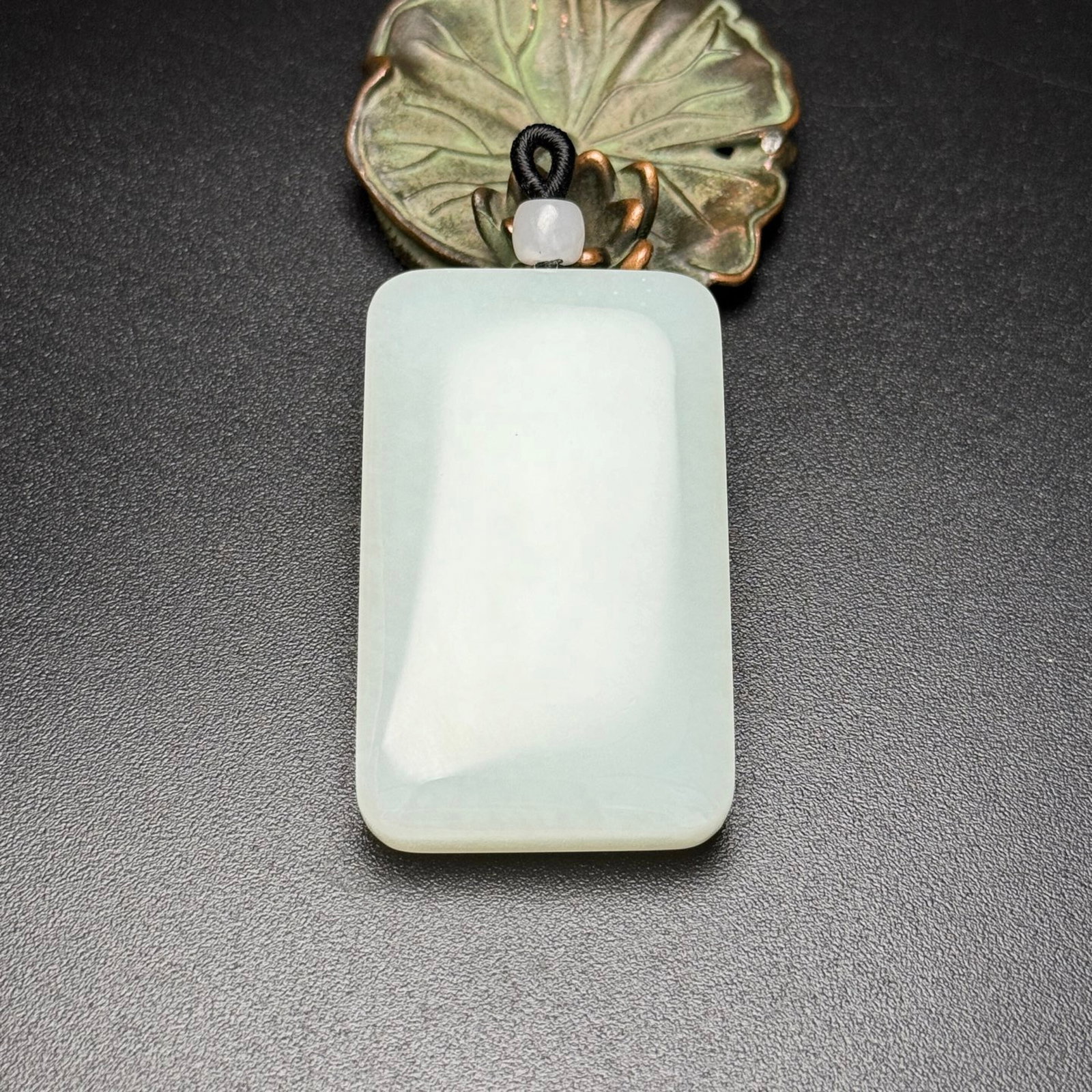 An Exquisite White Jade Pendant: An Exquisite White Jade Pendant,Qing Dynasty,China,Size:2.2inx1.3inx0.4in,Weight:49g 白玉牌,中国清代