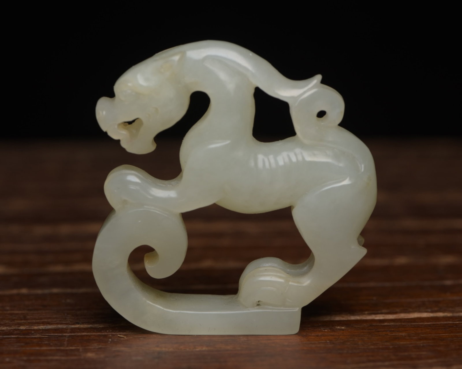 An Exquisite White Jade Beast Ornament: An Exquisite White Jade Beast Ornament,Qing Dynasty,China,Size:2inx2inx0.4in,Weight:37g 白玉兽摆件,中国清代