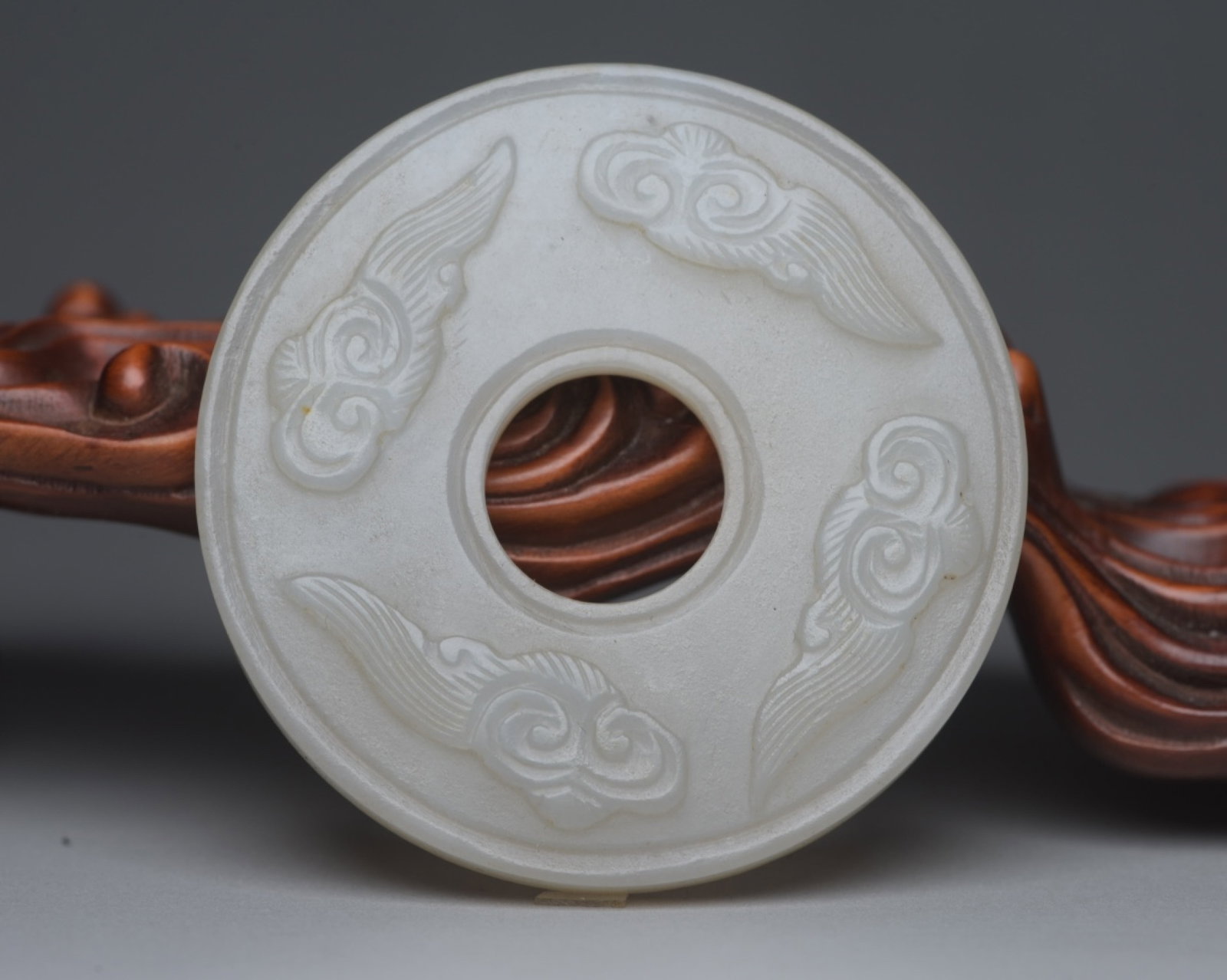 An Exquisite White Jade Auspicious Cloud Pattern Pendant: An Exquisite White Jade Auspicious Cloud Pattern Pendant,Qing Dynasty,China,Size:2.2inx2.2inx0.3in,Weight:41g 白玉祥云纹佩,中国清代