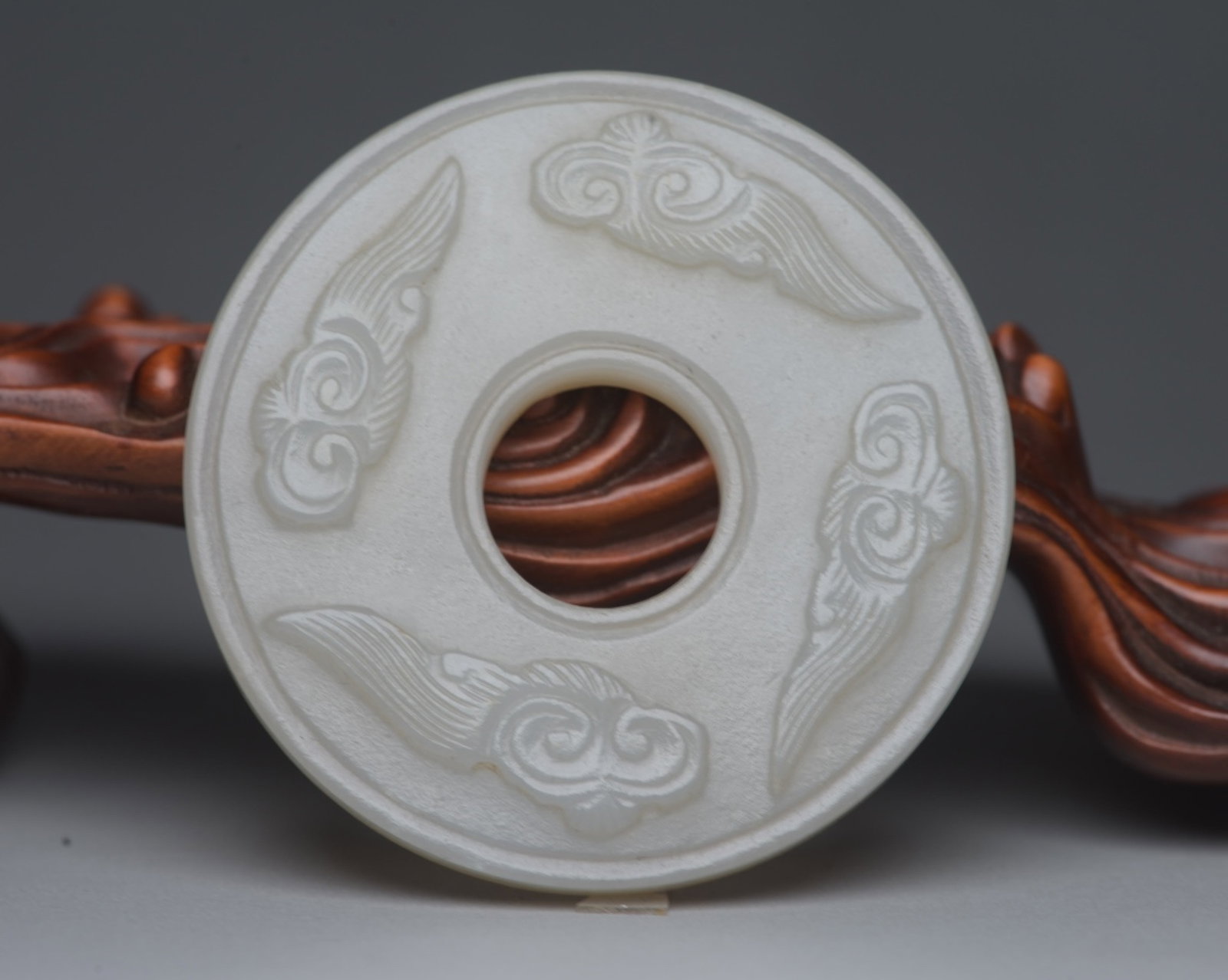 An Exquisite White Jade Auspicious Cloud Pattern Pendant - 2