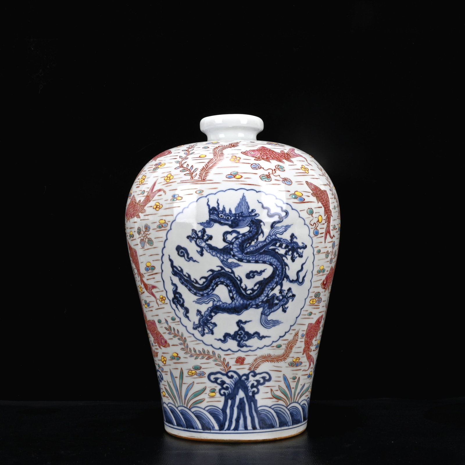 An Exquisite Wucai Hornwort Pattern Vase (1 of 8)