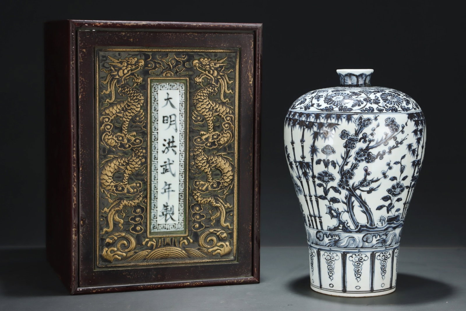 A Rare Blue and White Lotus Flower Pattern Vase: A Rare Blue and White Lotus Flower Pattern Vase,Ming Dynasty, China,Size:14.7inx9.4inx 青花缠枝花卉纹瓶,中国明代