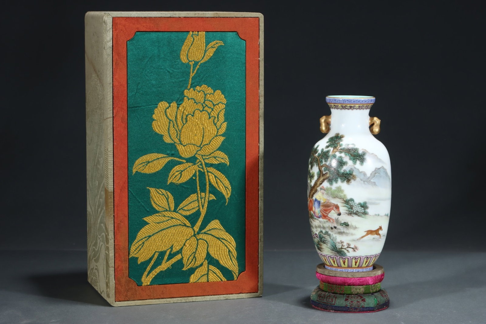 An Exquisite Enamel Painted Gold Character and Story Pattern Double-Ears Vase: An Exquisite Enamel Painted Gold Character and Story Pattern Double-Ears Vase,Qing Dynasty,China,Qianlong Four-character Mark,Size:7.9inx3.7in 珐琅彩描金人物&