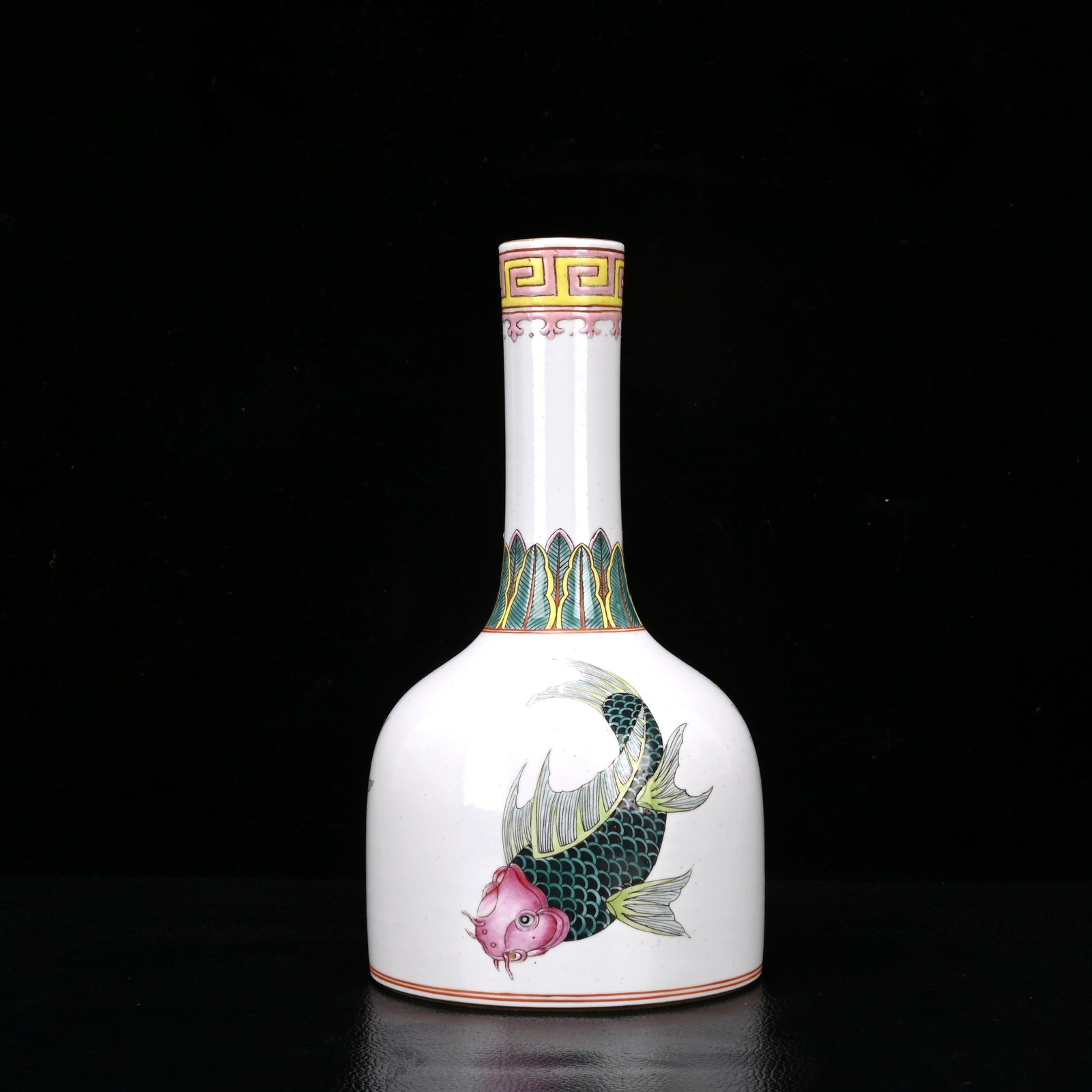 An Exquisite Enamel Fish Pattern Vase - 3