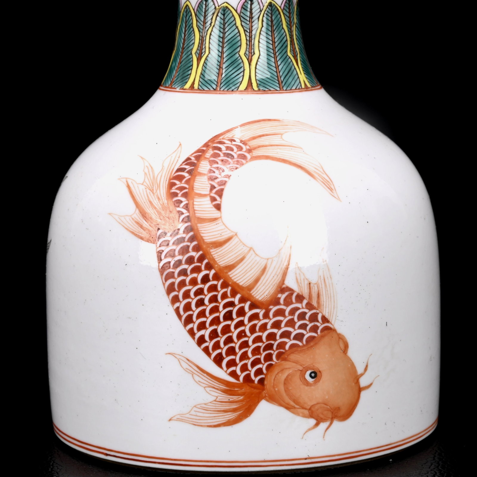 An Exquisite Enamel Fish Pattern Vase - 5