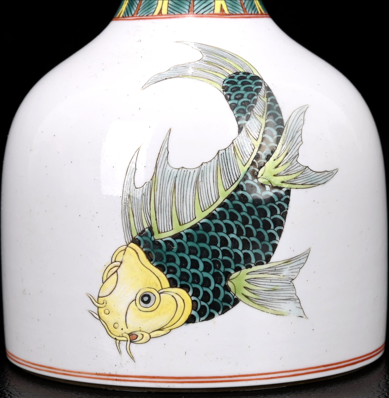 An Exquisite Enamel Fish Pattern Vase - 6