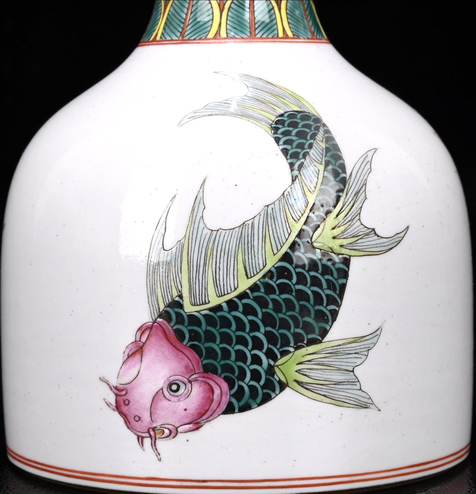 An Exquisite Enamel Fish Pattern Vase - 7