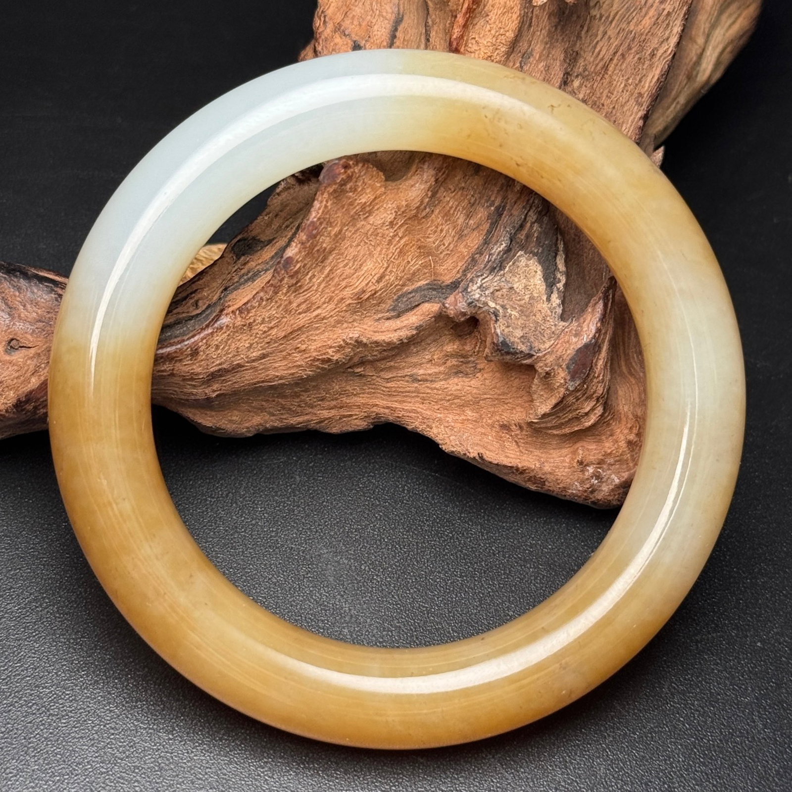 An Exquisite White Jade Bracelet: An Exquisite White Jade Bracelet,Qing Dynasty,China,Size:2.2inx3.1inx0.5in,Weight:66g 白玉手镯,中国清代