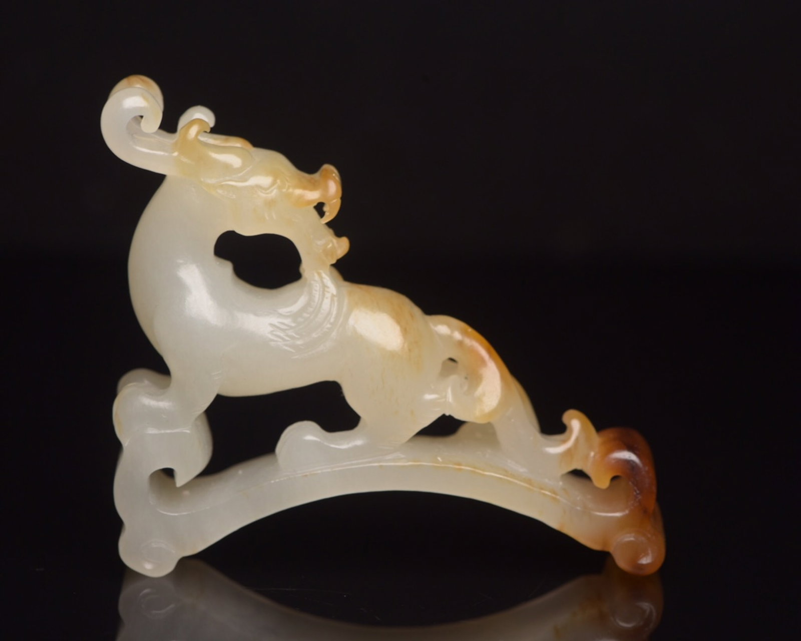 An Exquisite White Jade Dragon Ornament: An Exquisite White Jade Dragon Ornament,Qing Dynasty,China,Size:2.6inx2.3inx0.7in,Weight:55g 白玉龙摆件,中国清代