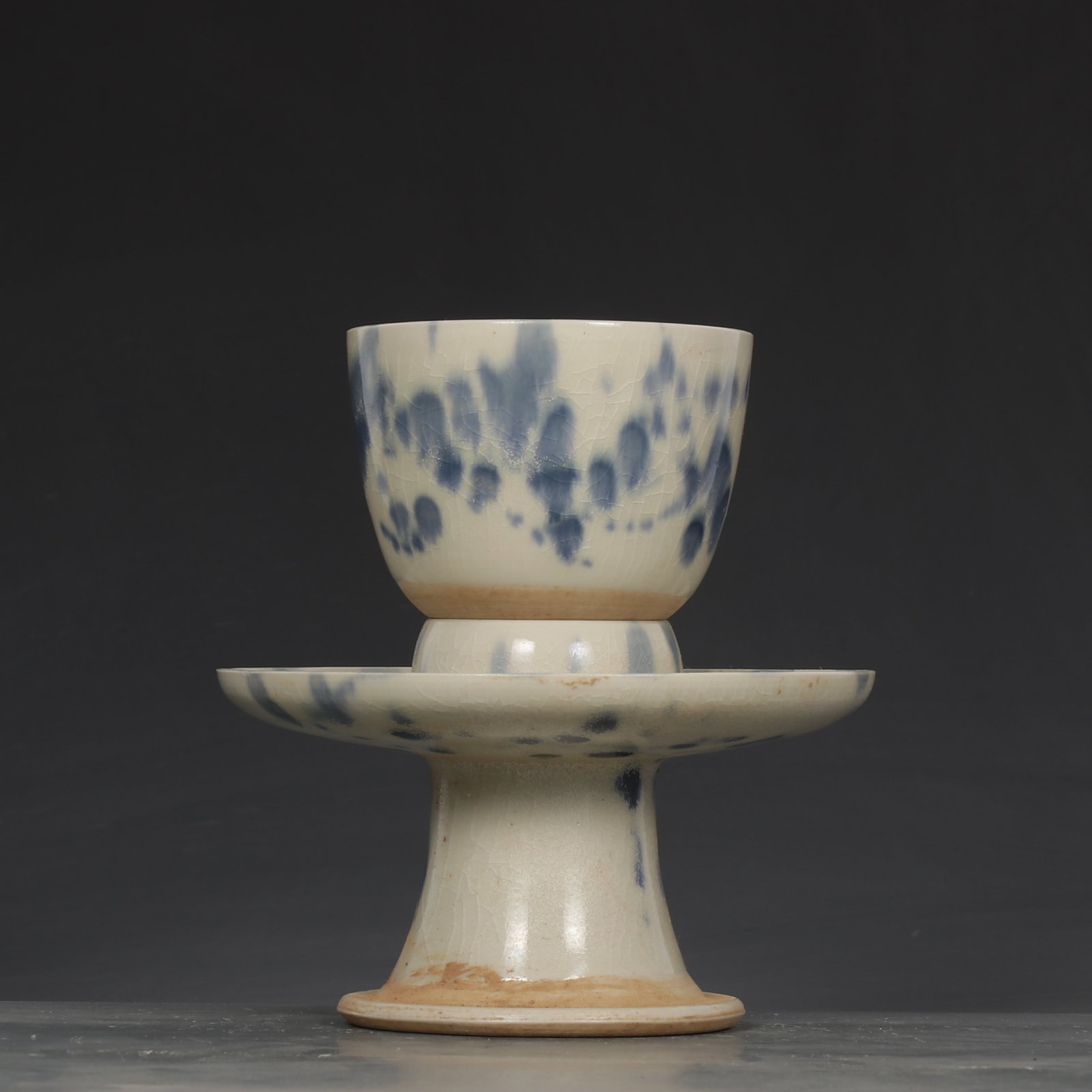 An Exquisite Gongxian yao White Glazed Cup,with Plate (1 of 9)