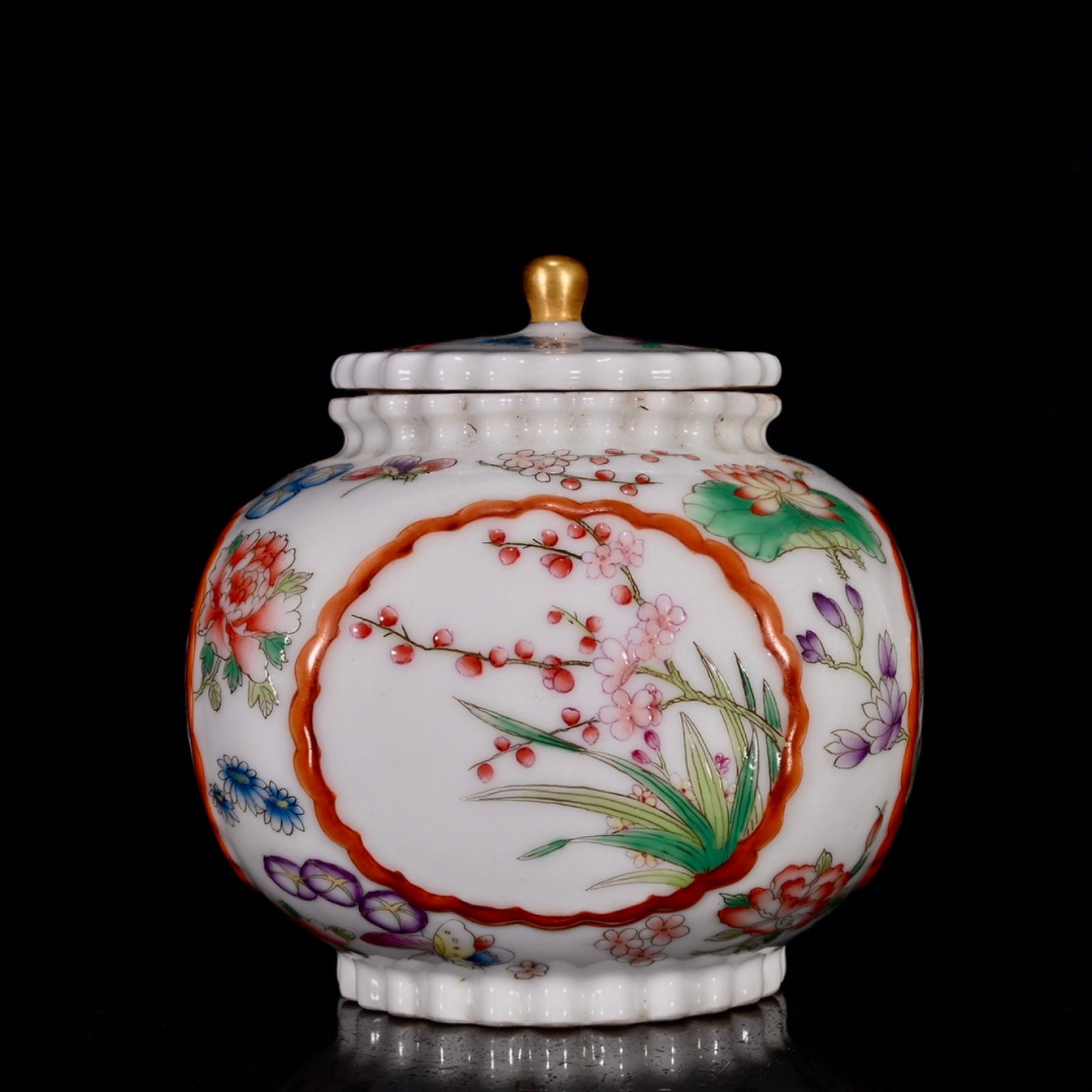 An Exquisite Famille-Rose Flower Pattern Jar with Cover: An Exquisite Famille-Rose Flower Pattern Jar with Cover,Qing Dynasty,China,Yongzheng Four-character Mark,Size:4.7inx4.3in 粉彩花卉纹盖罐,中国ę