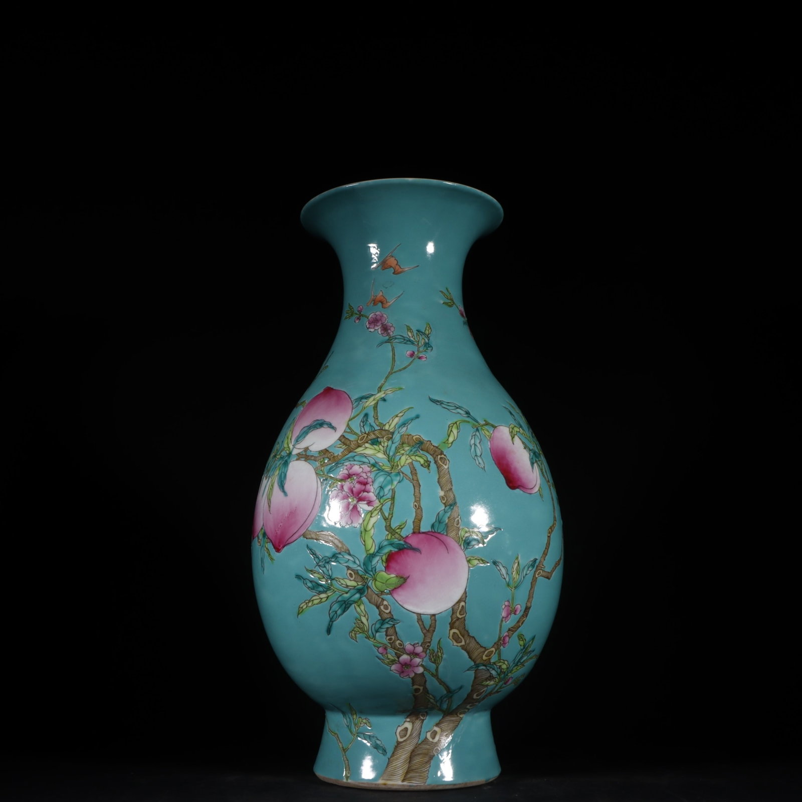 A Huge Green Ground Famille-Rose Bats and Peach Pattern Vase: A Huge Green Ground Famille-Rose Bats and Peach Pattern Vase,Qing Dynasty,China,with Mark,Size:15.7inx8.1in 绿地粉彩蝙蝠桃子纹瓶,中