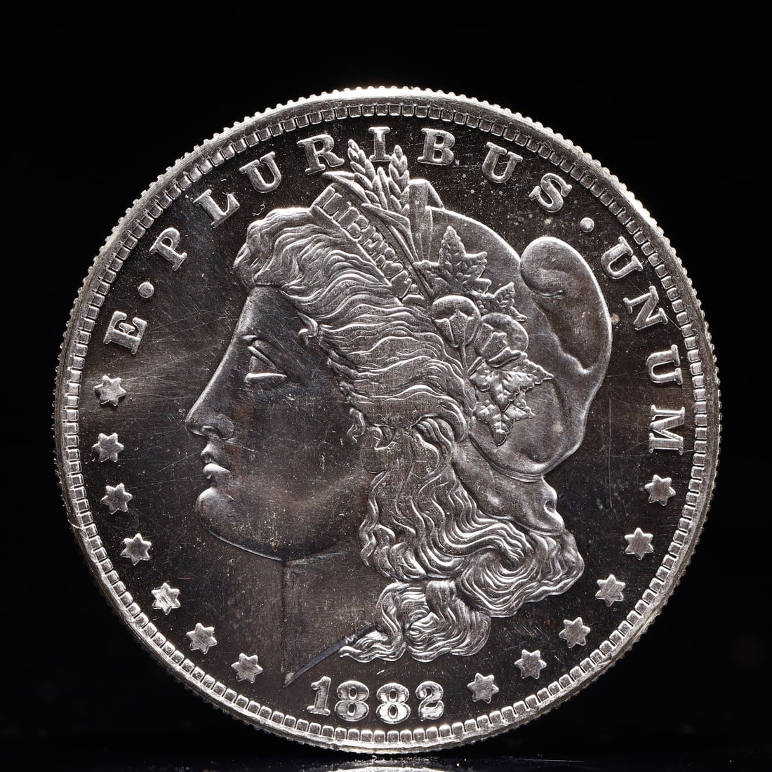 USA Morgan Dollar 1882 Coin: Obv: profile bust with date below and E PLURIBUS UNUM legend and stars around. Rev: eagle with In God we trust above within wreath with UNITED STATES OF AMERICA ONE DOLLAR legend. IN GOD WE TRUST / LI