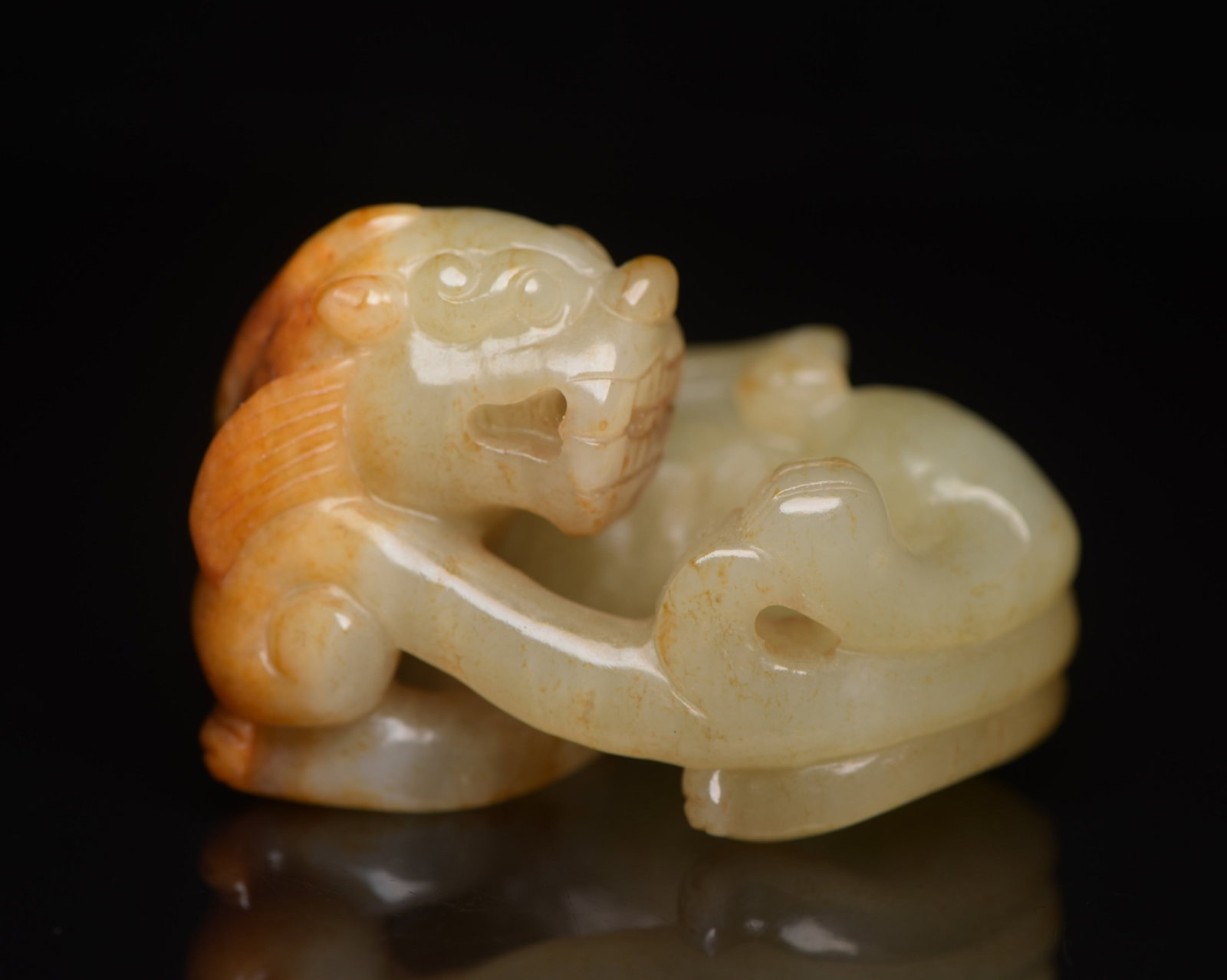 An Exquisite White Jade Beast Ornament: An Exquisite White Jade Beast Ornament,Qing Dynasty,China,Size:2.4inx1.8inx1.6in,Weight:118g 白玉兽摆件,中国清代