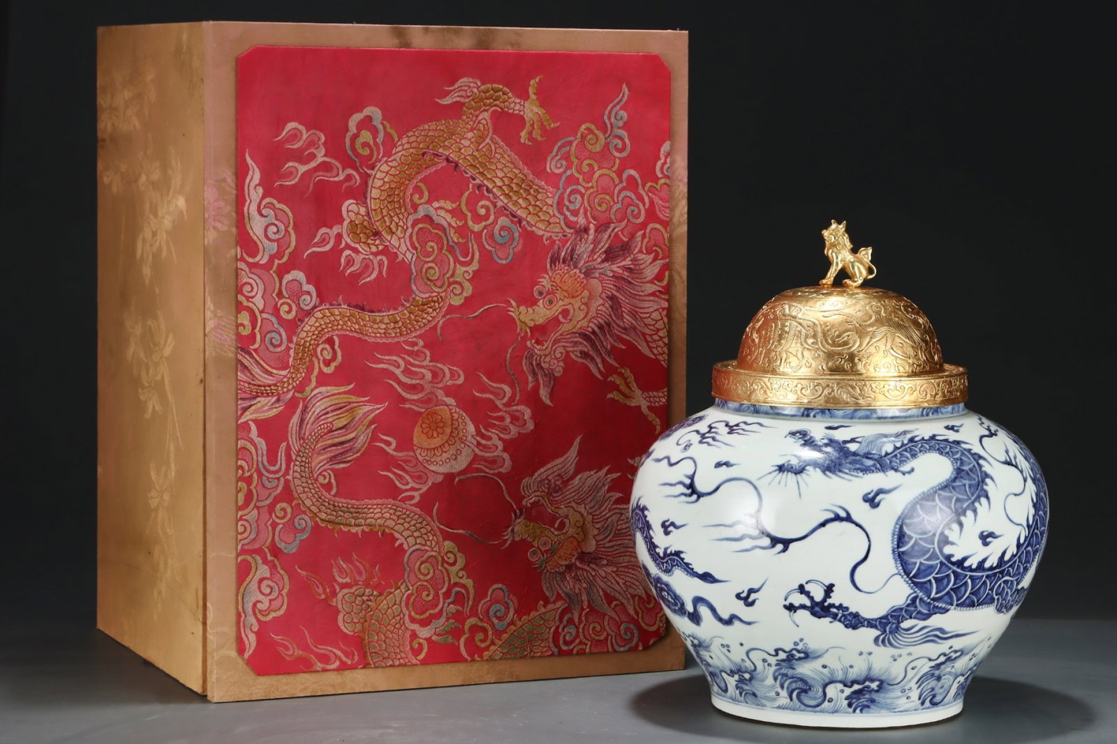 A Huge Blue and White Seawater and Dragon Pattern Jar with Cover: A Huge Blue and White Seawater and Dragon Pattern Jar with Cover,Yuan Dynasty,China,Size:15.7inx13in 青花海水龙纹盖罐,中国元代