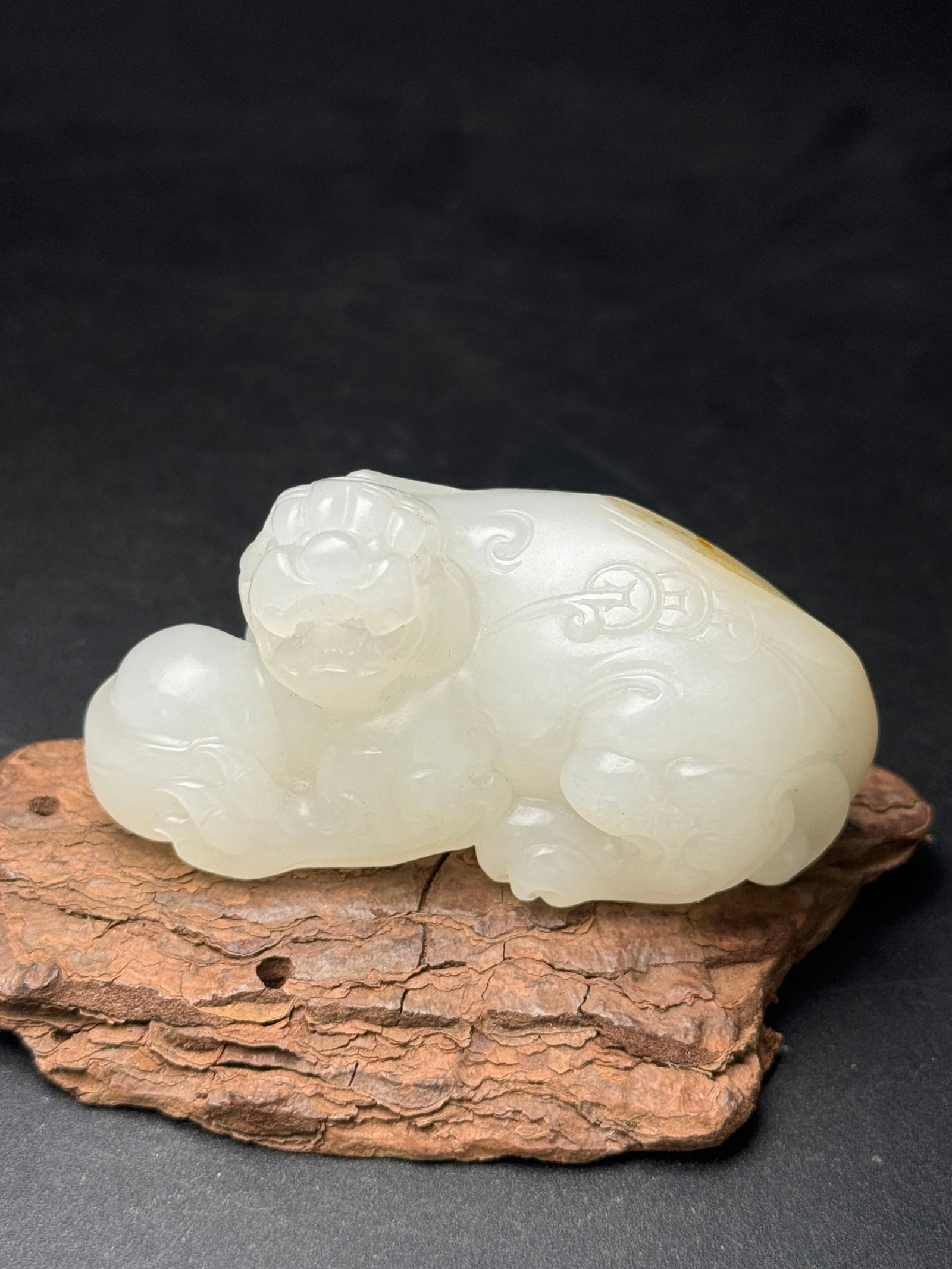 An Exquisite White Jade Wealth-Attracting Creature Ornament: An Exquisite White Jade Wealth-Attracting Creature Ornament,Qing Dynasty,China,Size:2.8inx1.5inx1.2in,Weight:120g 白玉貔貅摆件,中国清代