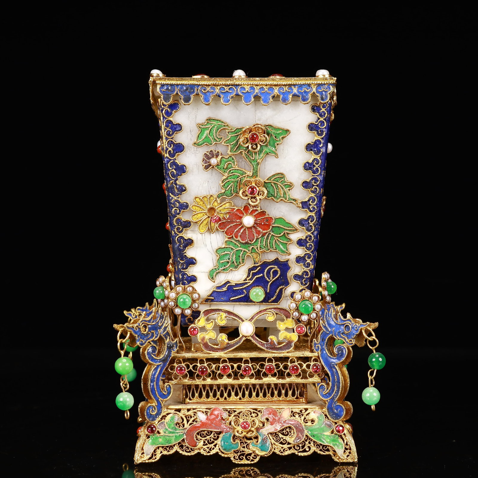 An Exquisite Filigree and Gilding Inlaid White Jade Flower Pattern Vase,Inlaid Gems: An Exquisite Filigree and Gilding Inlaid White Jade Flower Pattern Vase,Inlaid Gems,Qing Dynasty, China,Qianlong Four-Character Mark,Size:4.7inx7.1in,Weight:850g 花丝鎏金॔