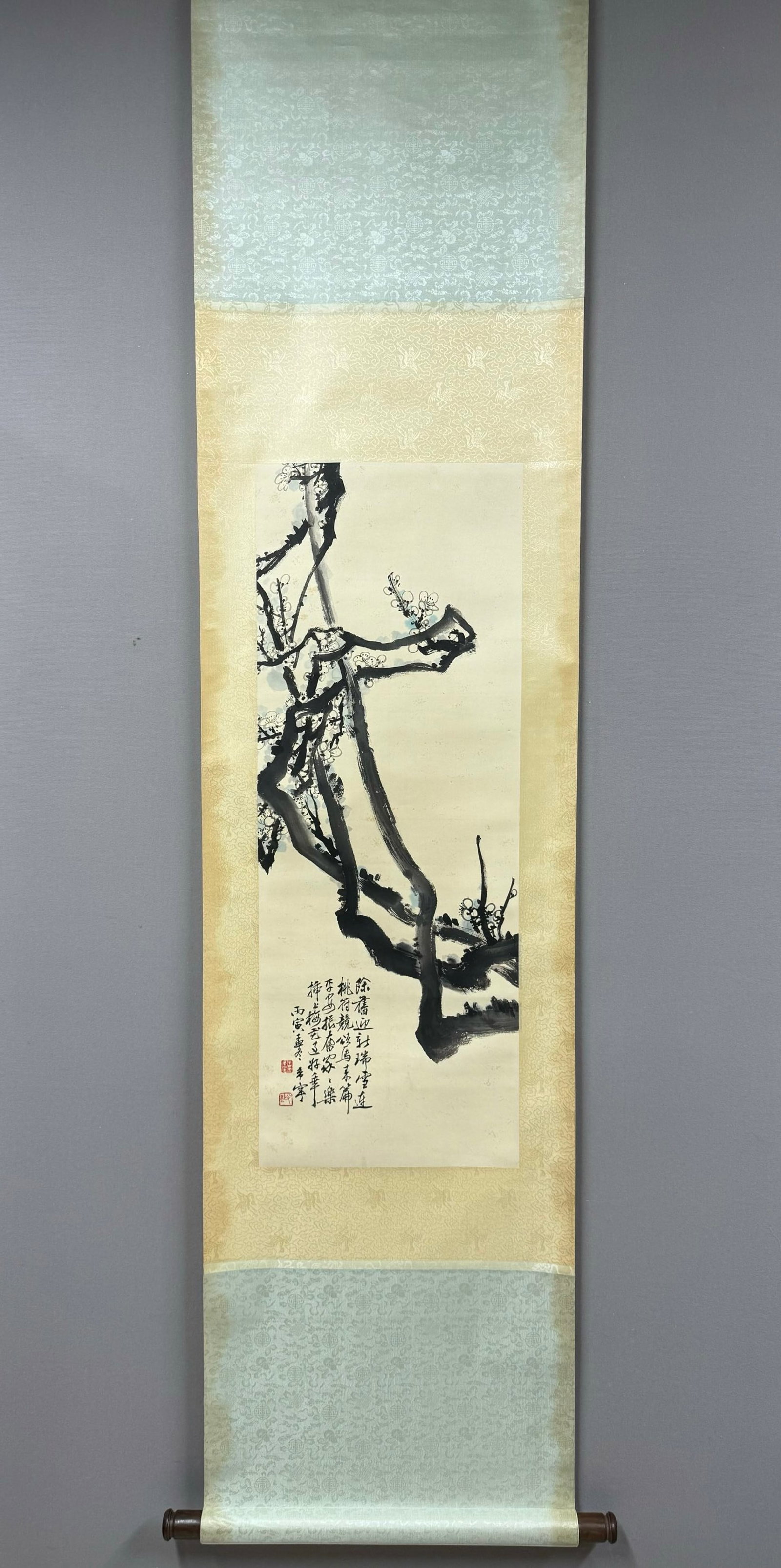 A Chinese Vertical Scroll Ink Painting of Flower on Paper: A Chinese Vertical Scroll Ink Painting of Flower on Paper,Yu Xining,Size:35inx13in 一幅中国水墨花卉画立轴,于希宁