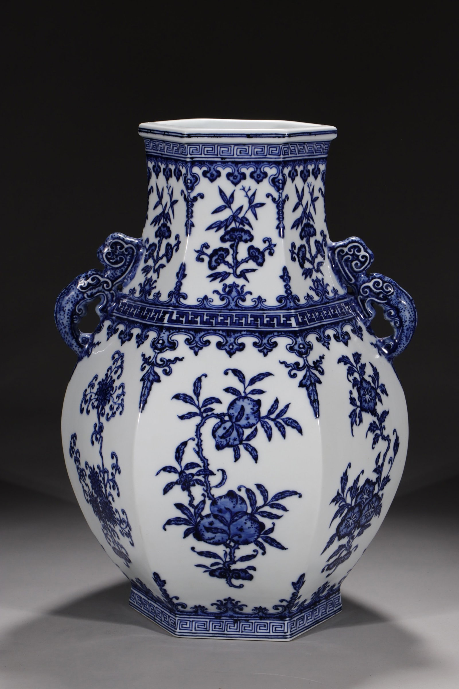 A Huge Blue and White Flower and Fruit Pattern Double-Ears Jar: A Huge Blue and White Flower and Fruit Pattern Double-Ears Jar,Qing Dynasty,China,Qianlong Six-character Mark,Size:16.5in 青花花果纹双耳罐,中Þ