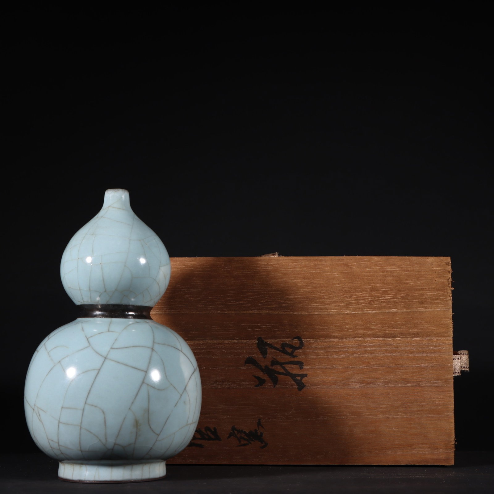 An Exquisite Guan yao Celadon Glazed Gourd-Shaped Vase: An Exquisite Guan yao Celadon Glazed Gourd-Shaped Vase,Song Dynasty,China,Size:7.4inx4.3in 官窑青釉葫芦瓶,中国宋代