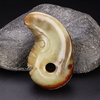 An Exquisite White Jade Pig Dragon Pendant: An Exquisite White Jade Pig Dragon Pendant,Qing Dynasty,China,Size:2.8inx1.8inx0.8in,Weight:88.5g 白玉猪龙挂件,中国清代