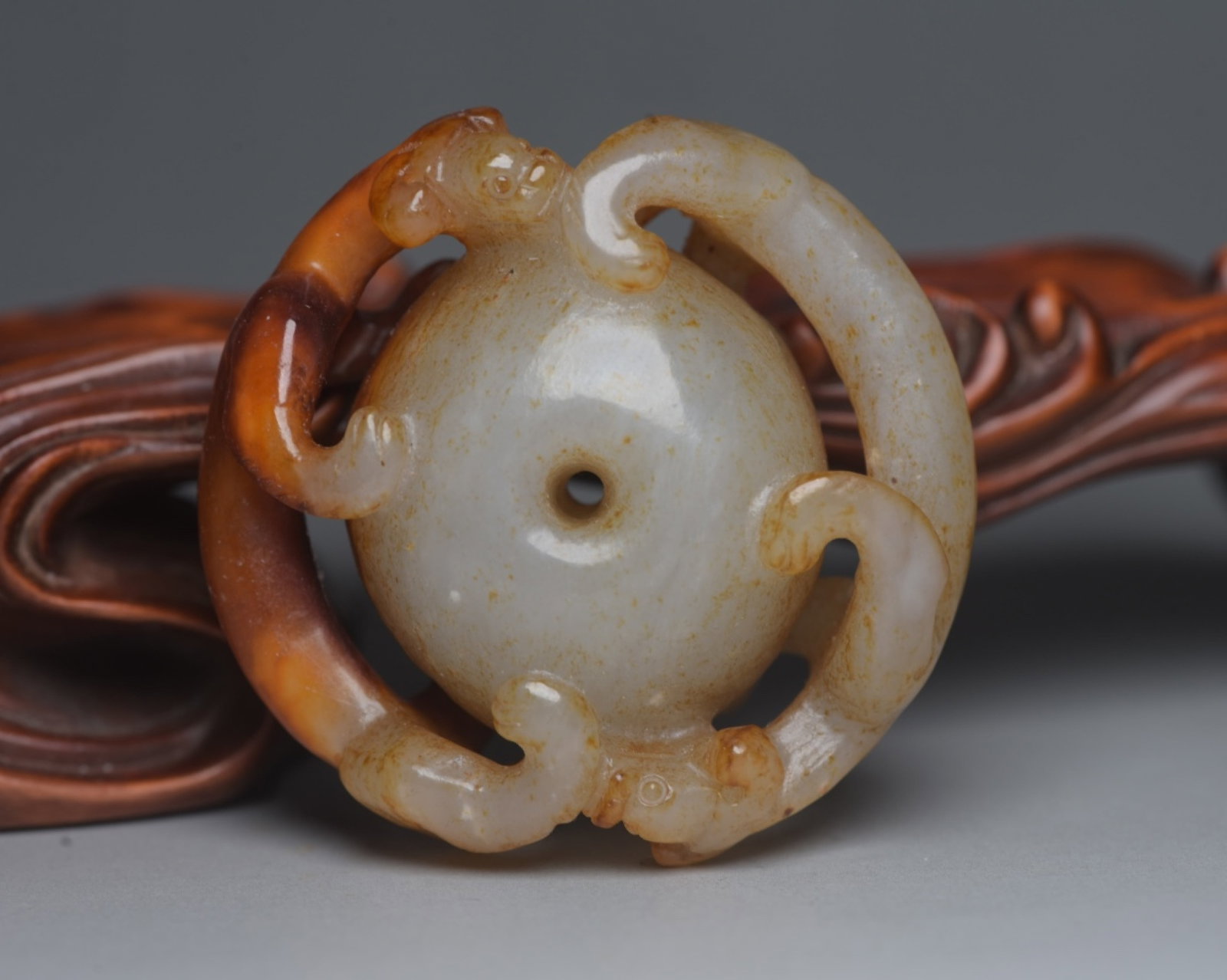 An Exquisite White Jade Dragon Pattern Ornament: An Exquisite White Jade Dragon Pattern Ornament,Qing Dynasty,China,Size:2.2inx2.2inx1in,Weight:89g 白玉龙纹摆件,中国清代