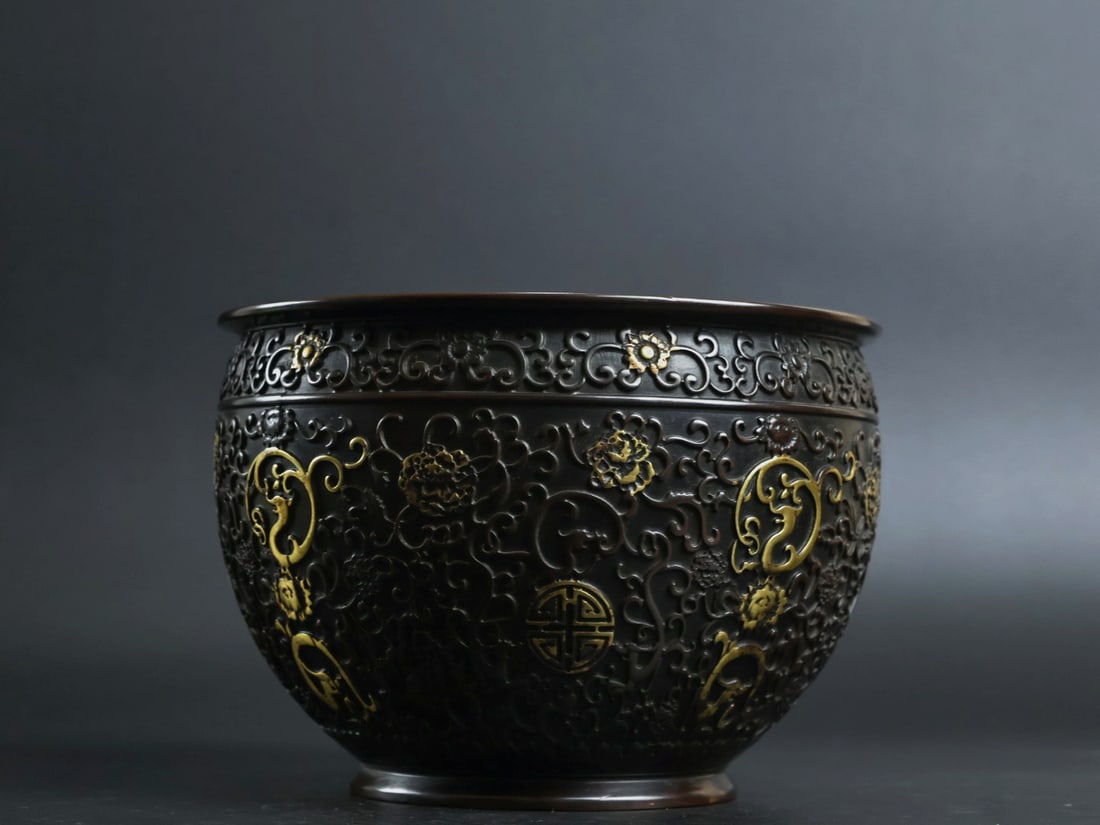 An Exquisite Gilt Bronze Flower Pattern Censer: An Exquisite Gilt Bronze Flower Pattern Censer,Ming Dynasty, China, Xuande Four-character Mark,Size:4.3inx6.1in,Weight:2865g 铜鎏金花卉纹香炉,中&#