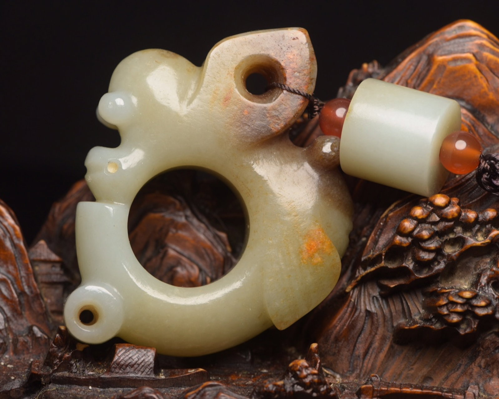 An Exquisite White Jade Pig and Dragon Pendant: An Exquisite White Jade Pig and Dragon Pendant,Qing Dynasty,China,Size:3.5inx2.1inx0.7in,Weight:102g 白玉猪龙挂件,中国清代
