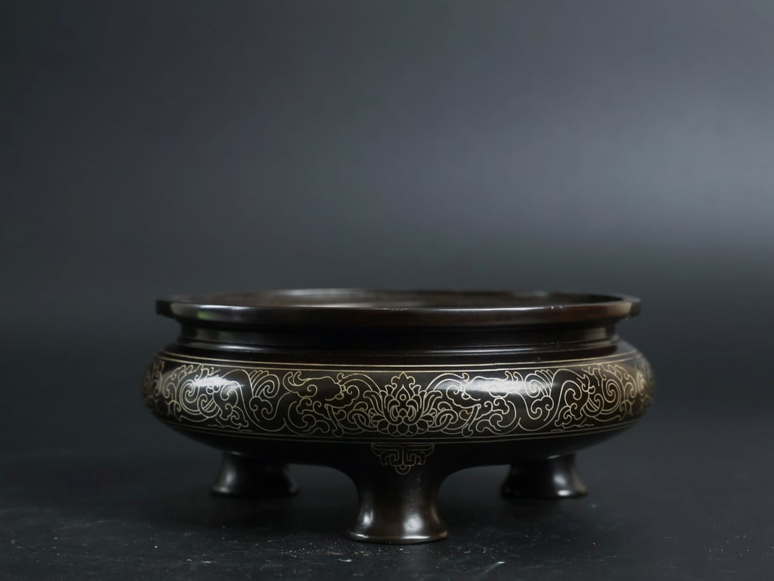 An Exquisite Bronze Inlaid Silver Flower Pattern Tripod Censer: An Exquisite Bronze Inlaid Silver Flower Pattern Tripod Censer,Qing Dynasty, China, With Mark,Size:1.8inx4.3in,Weight:775g 铜嵌银花卉纹三足香Ġ