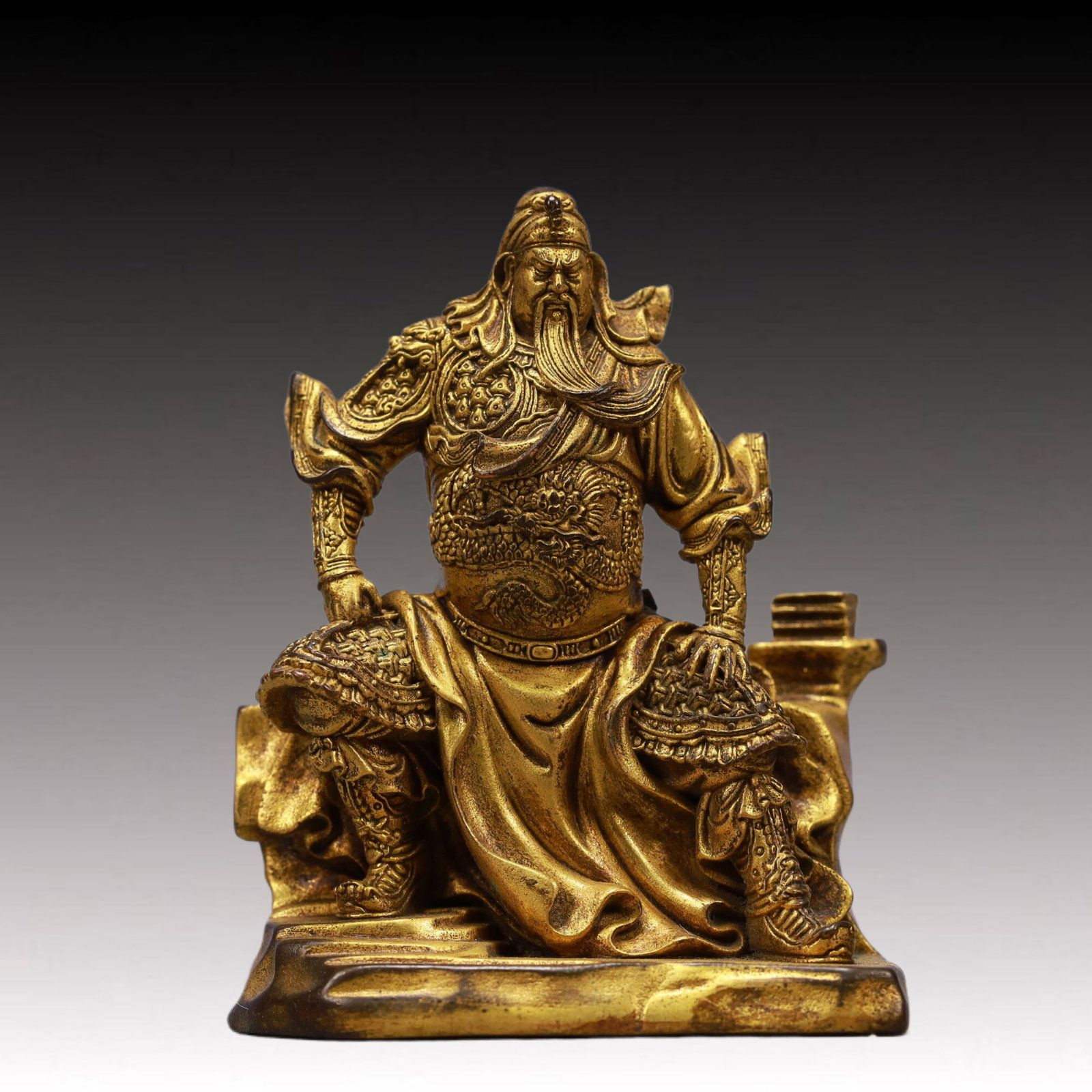 A Solemn Gilt Bronze Statue of Guangong: A Solemn Gilt Bronze Statue of Guangong,Qing Dynasty, China,Size:2.4inx1.4inx3inWeight:150g 铜鎏金关公像,中国清代