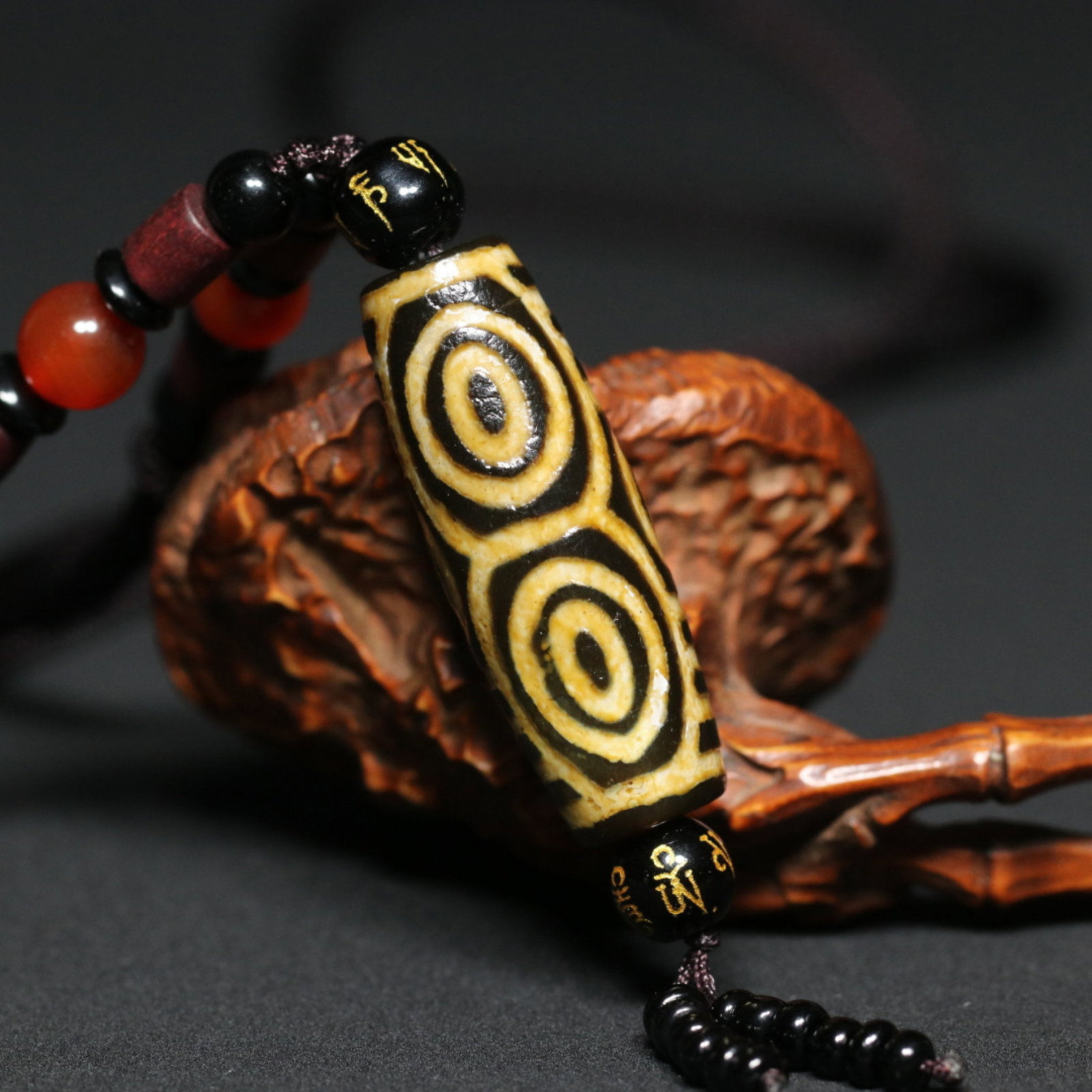 An Exquisite Dzi Bead Pendant: An Exquisite Dzi Bead Pendant,Qing Dynasty,China,Size:1.5in,Weight:21.8g 天珠挂件,中国清代