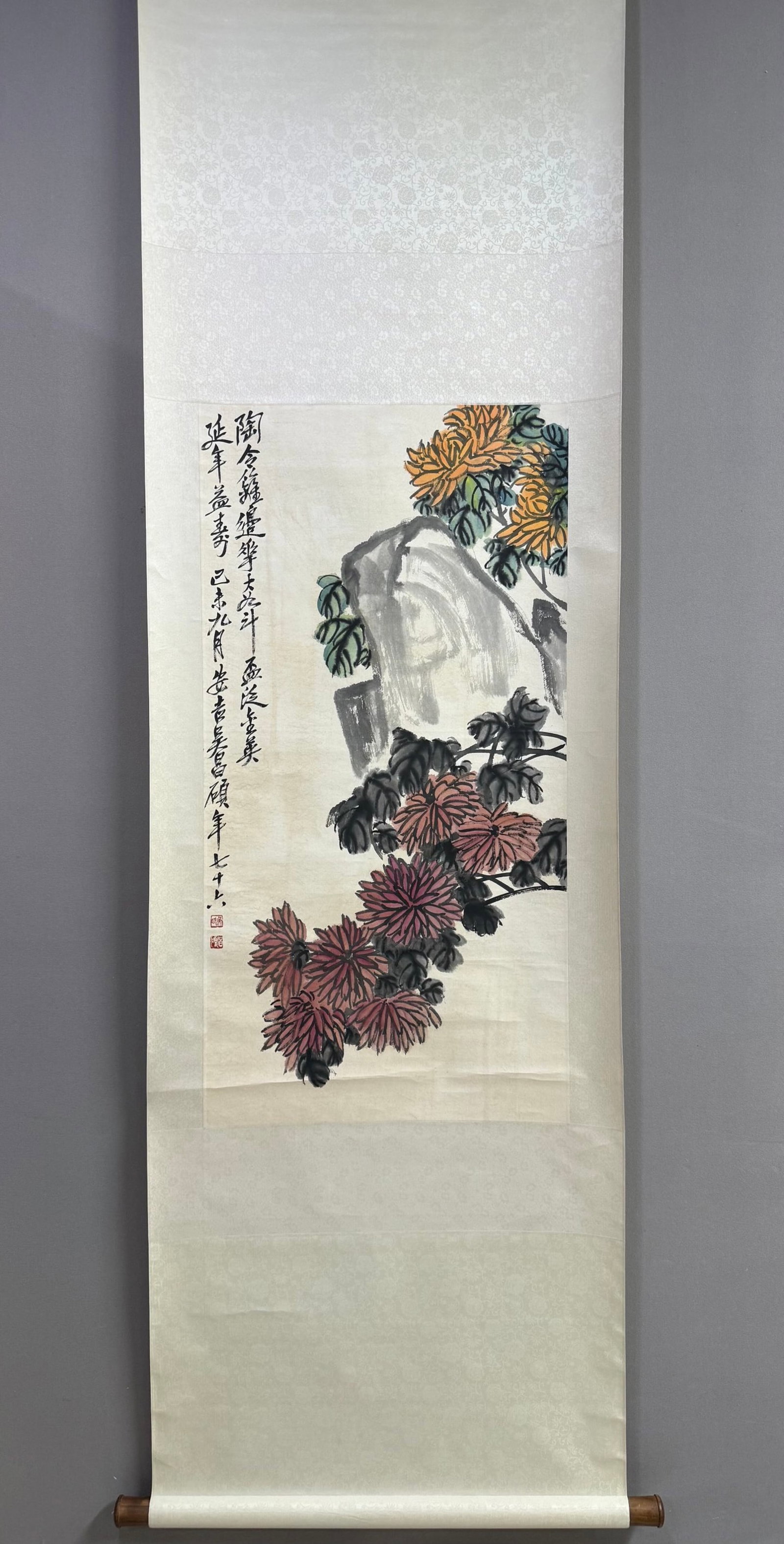 A Chinese Vertical Scroll Ink Painting of Chrysanthemum on Paper: A Chinese Vertical Scroll Ink Painting of Chrysanthemum on Paper,Wu Changshuo,Size:37.8inx19.3in 一幅中国水墨菊花画立轴,吴਴