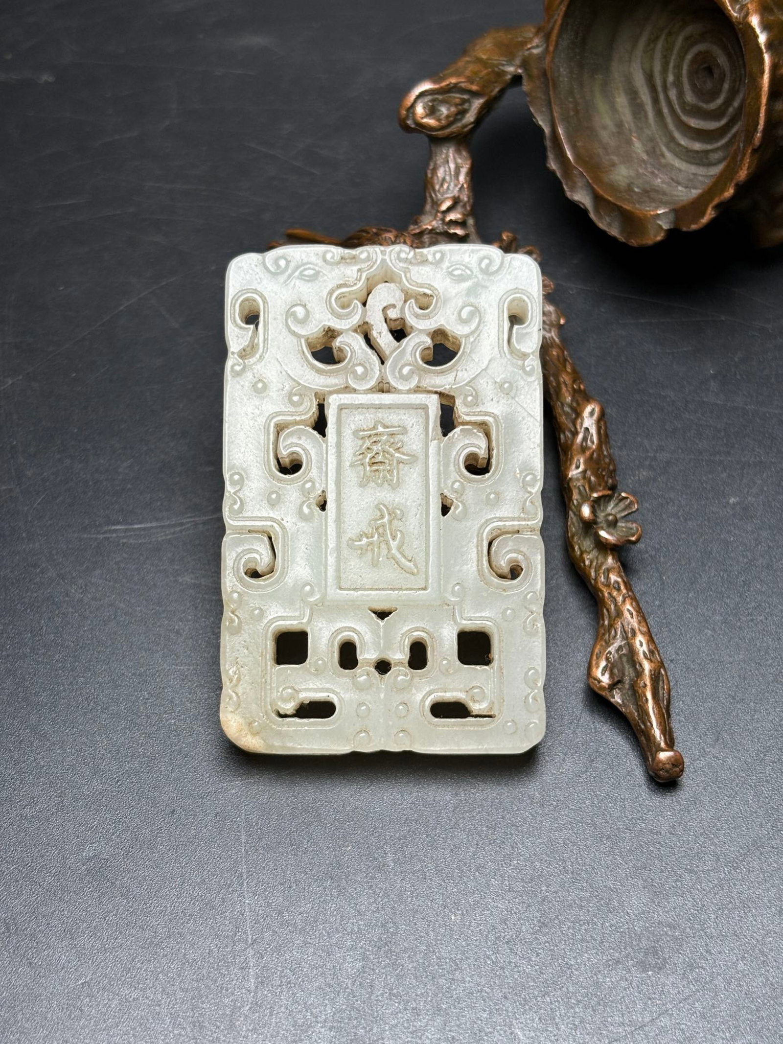An Exquisite White Jade Chi-Dragon Pattern Pendant: An Exquisite White Jade Chi-Dragon Pattern Pendant,Qing Dynasty,China,Size:2.2inx1.3inx0.3in,Weight:30g 白玉螭龙纹牌,中国清代