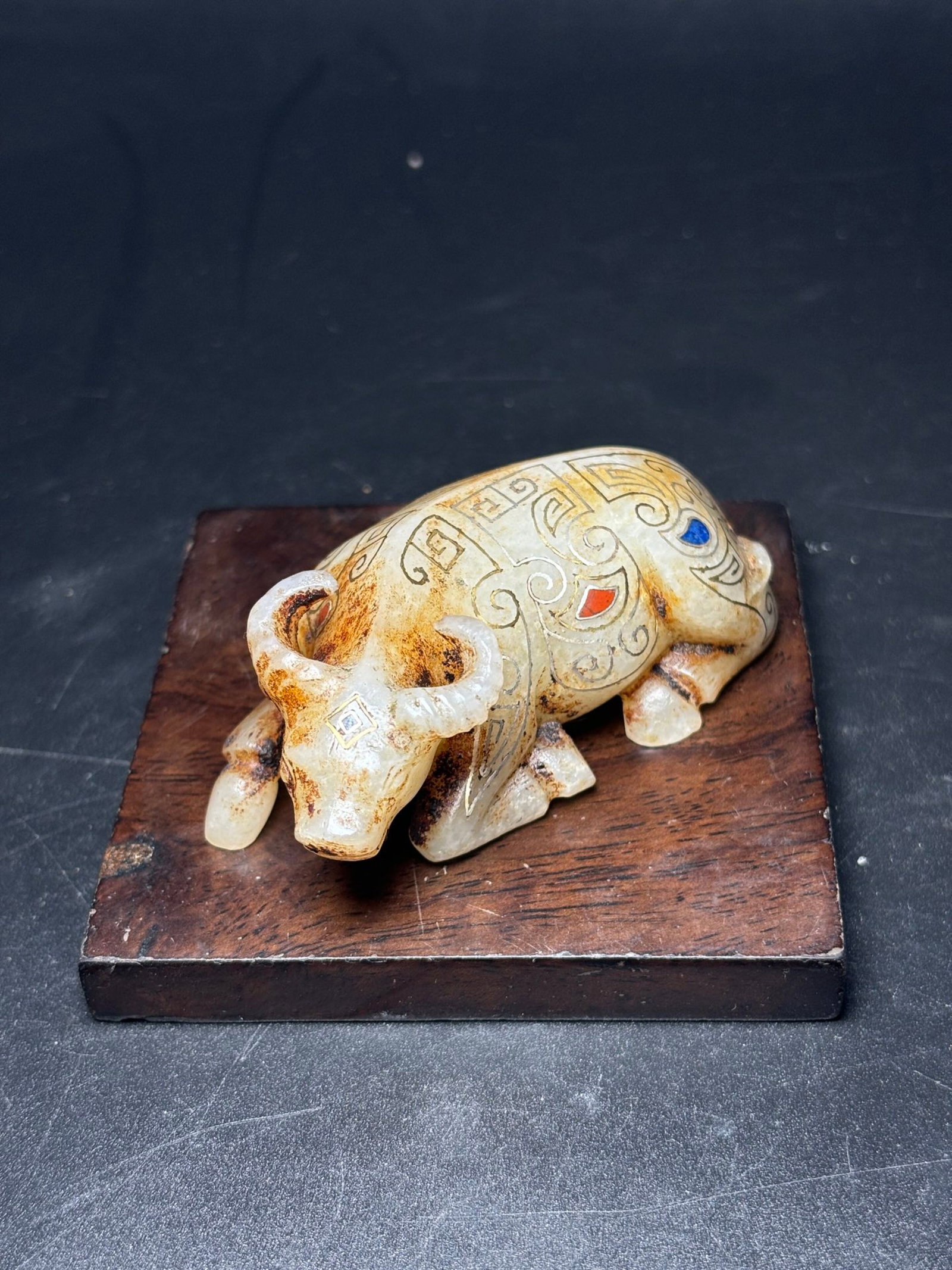 An Exquisite White Jade Inlaid Gold and Silver Buffalo Ornament: An Exquisite White Jade Inlaid Gold and Silver Buffalo Ornament,Qing Dynasty,China,Size:1.5inx2.7inx1in,Weight:91g 白玉错金银牛摆件,中国