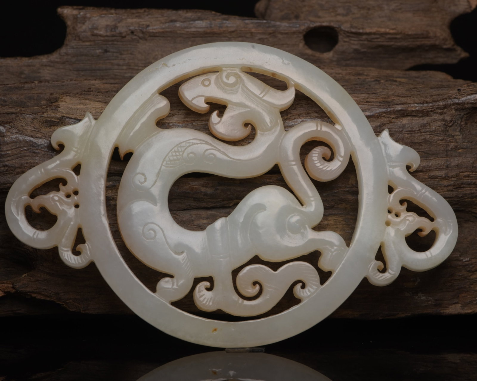 An Exquisite White Jade Dragon Pattern Pendant - 2