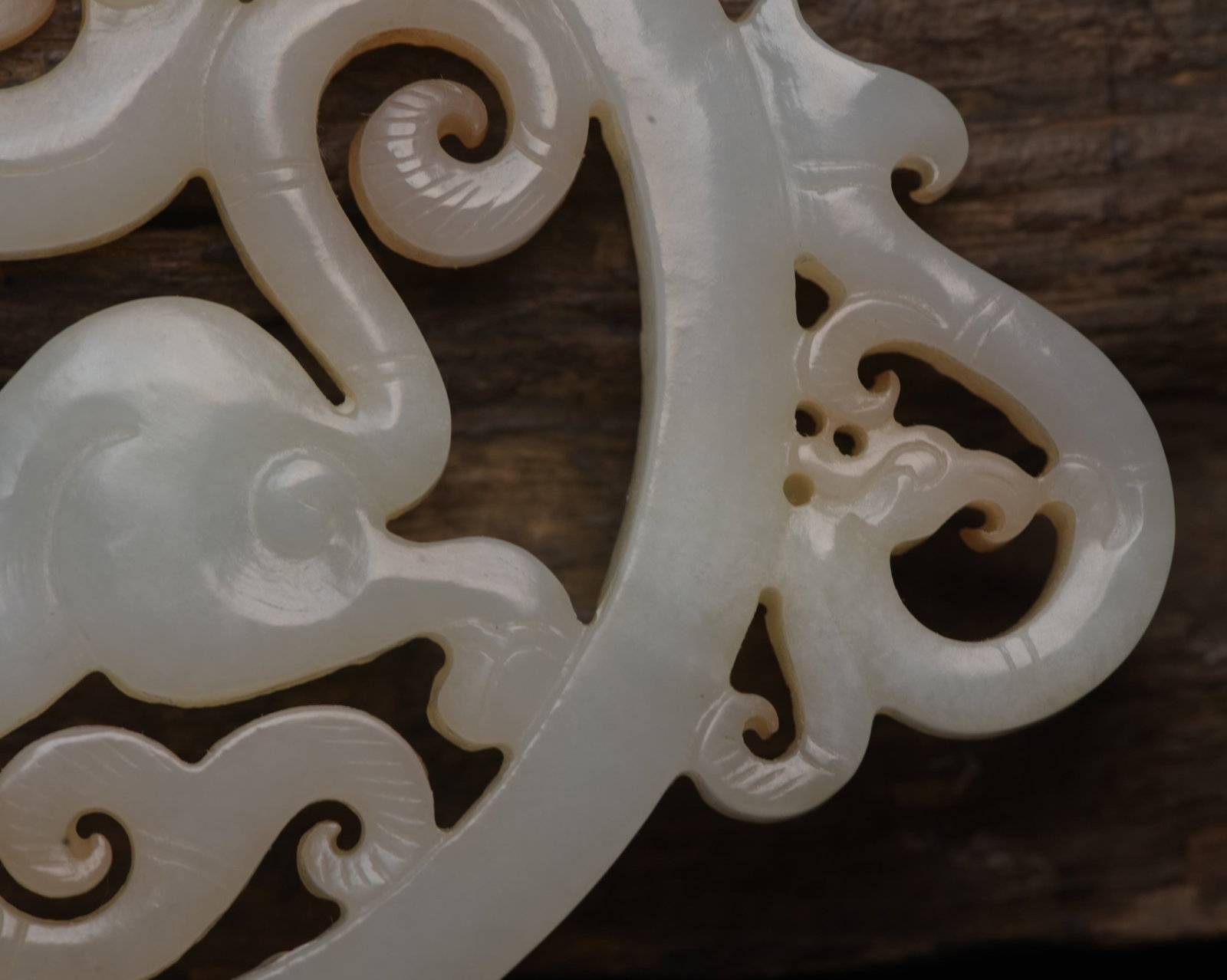 An Exquisite White Jade Dragon Pattern Pendant - 9
