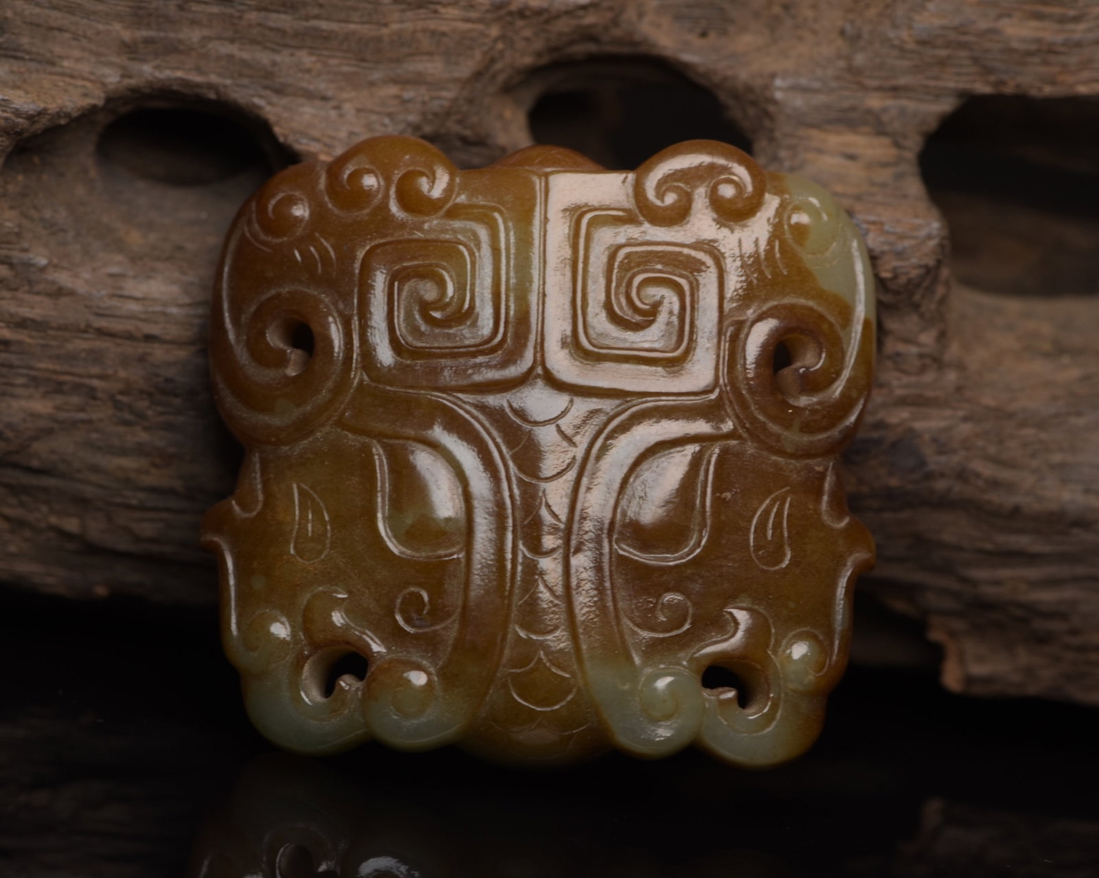 An Exquisite White Jade Auspicious Cloud Pattern Buckle: An Exquisite White Jade Auspicious Cloud Pattern Buckle,Qing Dynasty,China,Size:2.2inx2inx0.7in,Weight:60g 白玉祥云纹腰带扣,中国清