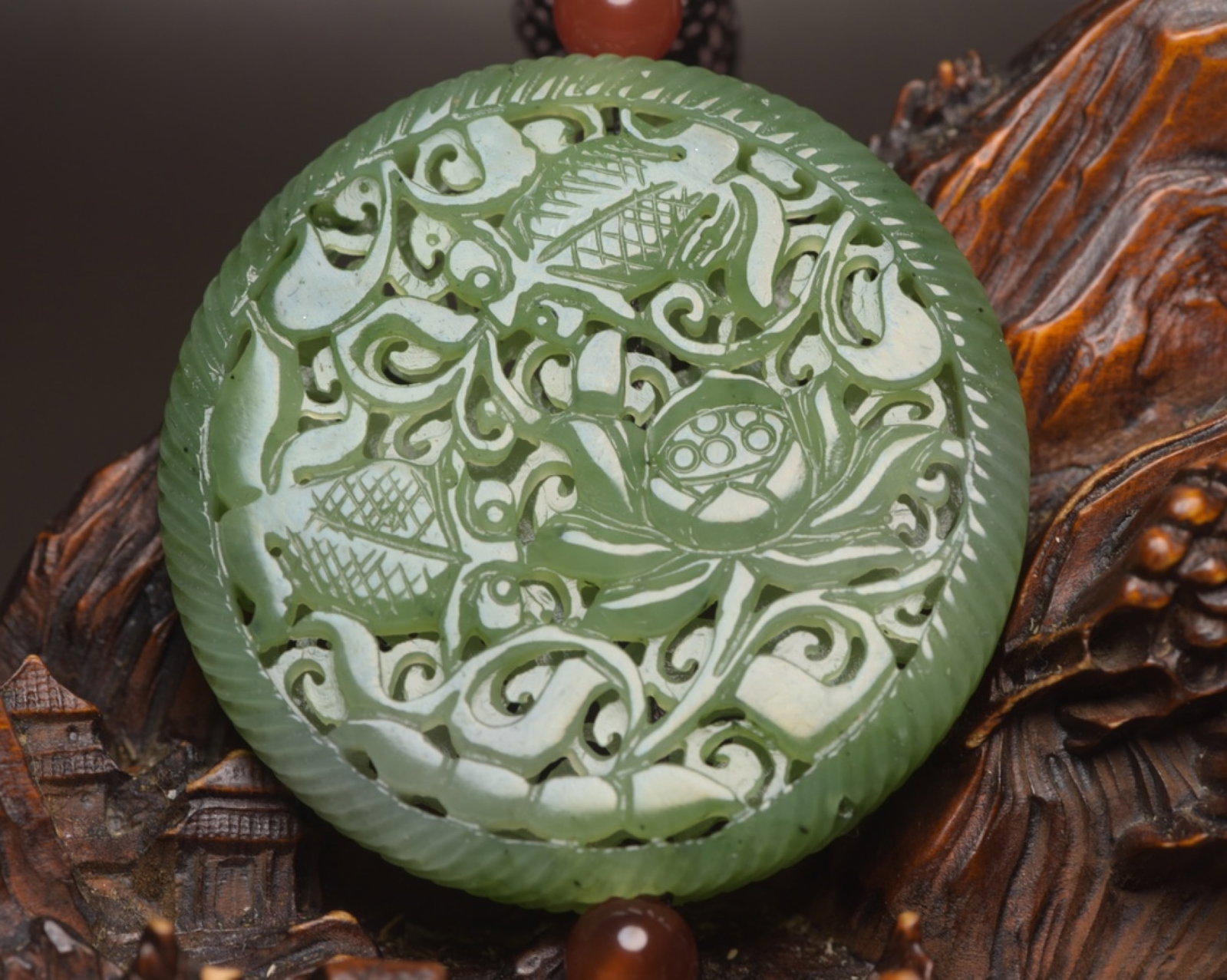 An Exquisite Jasper Flower Pattern Pendant: An Exquisite Jasper Flower Pattern Pendant,Qing Dynasty,China,Size:2.1inx2.1inx0.3in,Weight:33g 碧玉花卉纹牌,中国清代